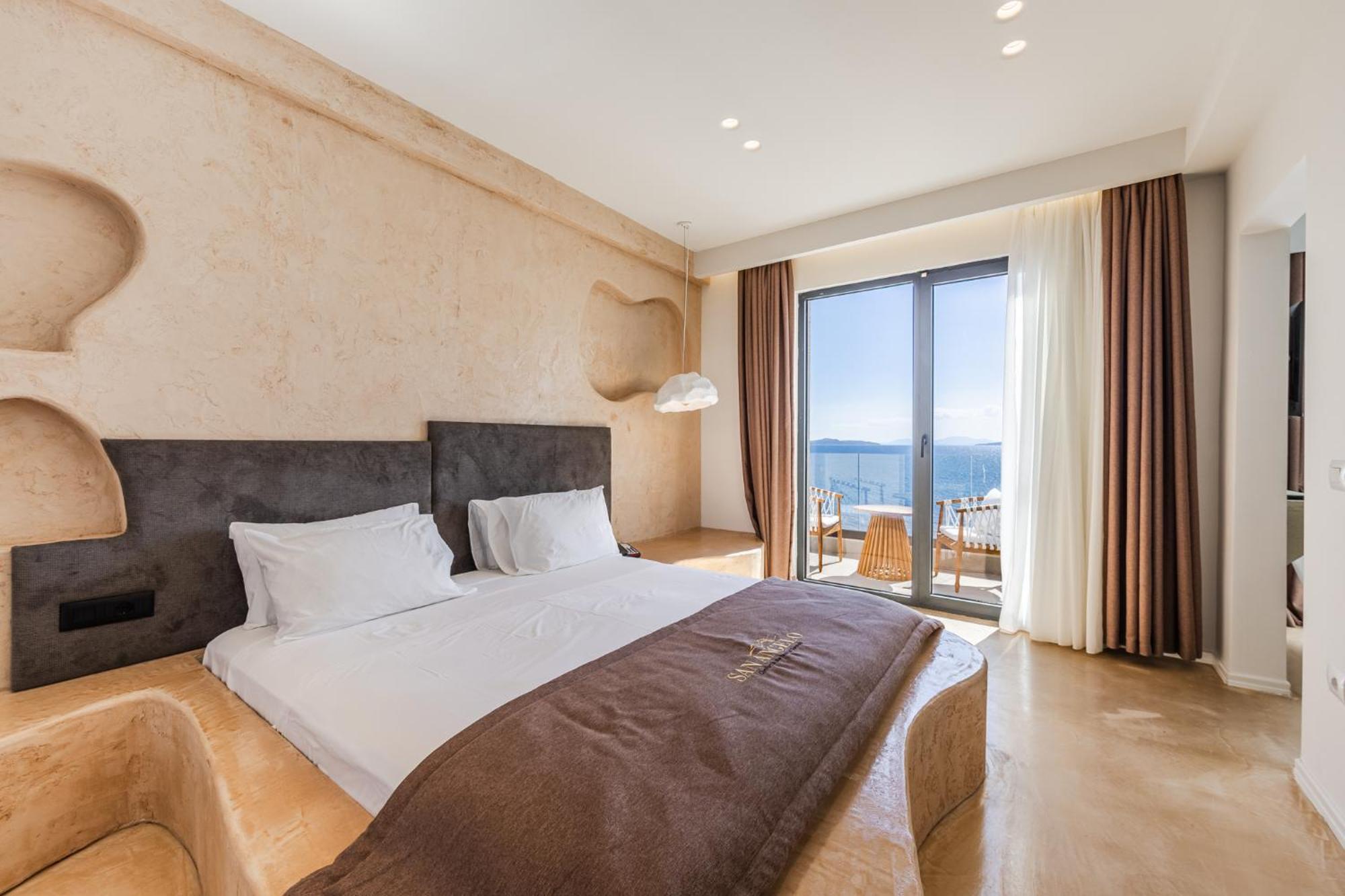 Royal Suite with Sea View and Bath Tub