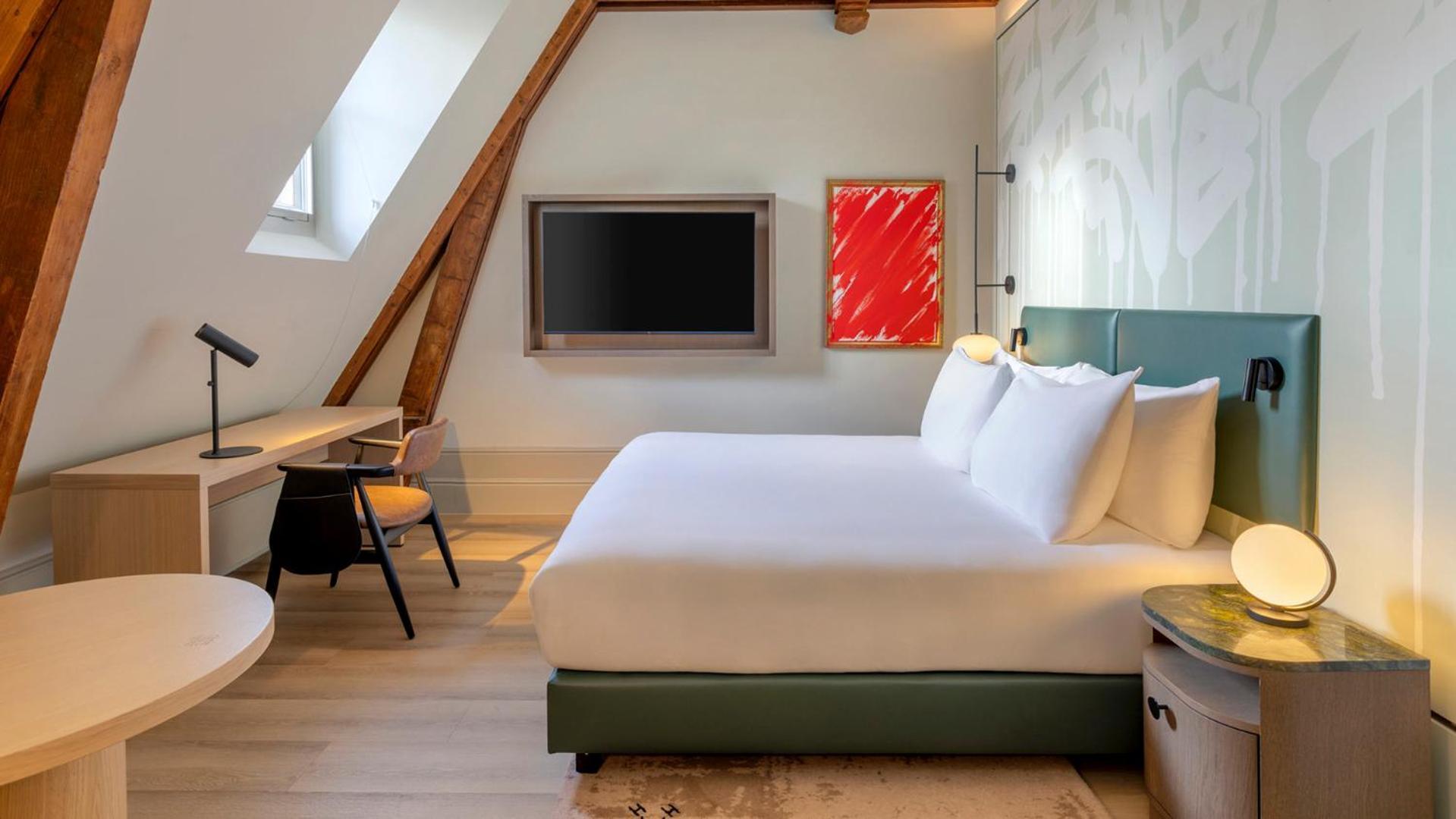 Deluxe Queen Room