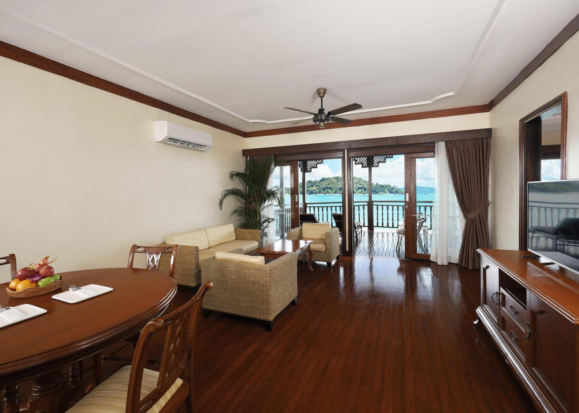 One Bedroom Suite on Water