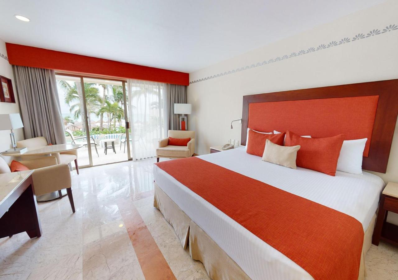 Deluxe Swim-Up Ocean View Adults Only