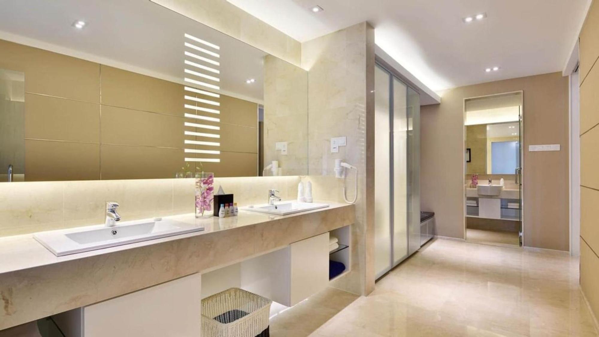 Premium Pool Suite