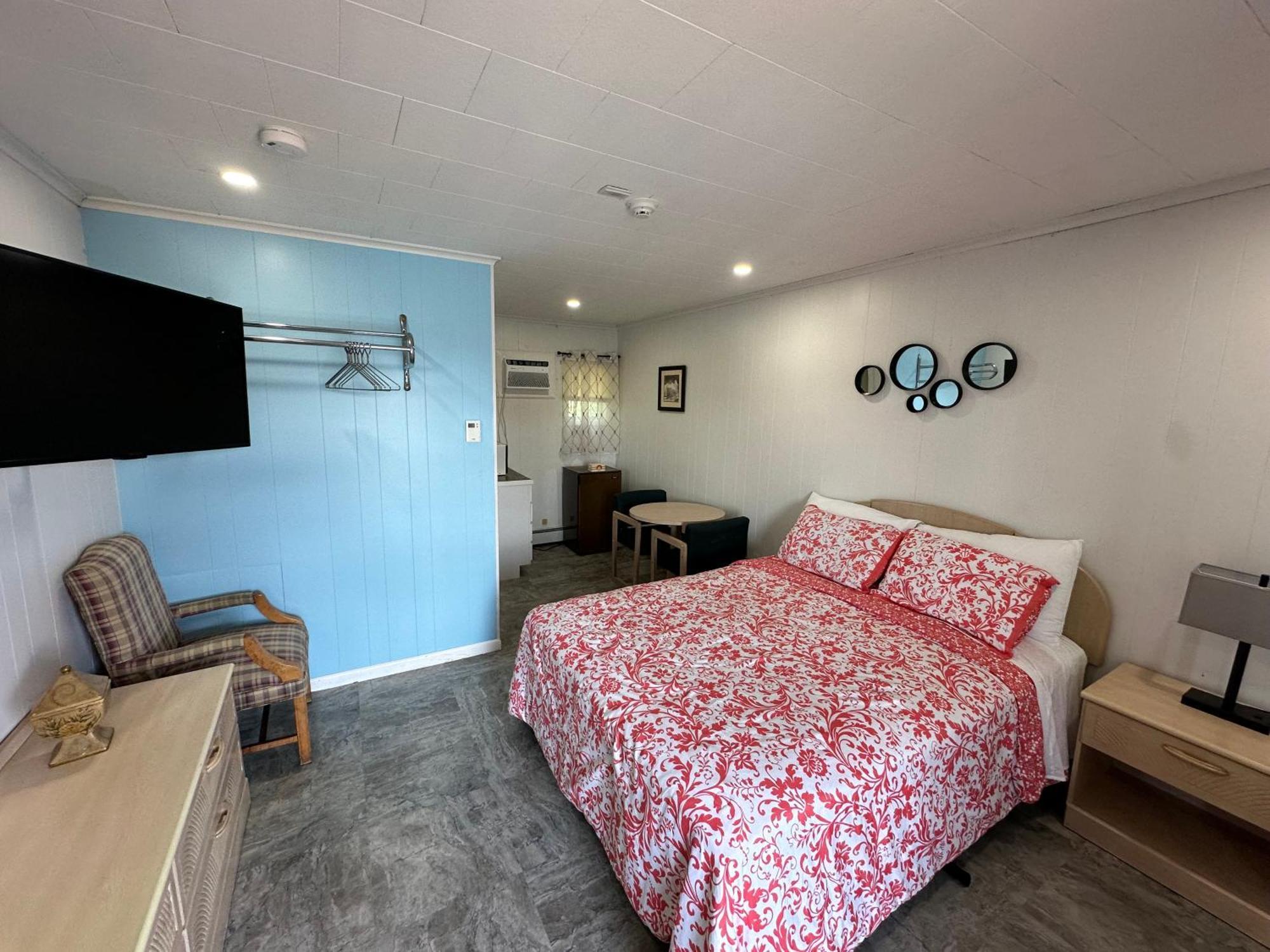 Queen Room with Pool View,1661835186:JPEG