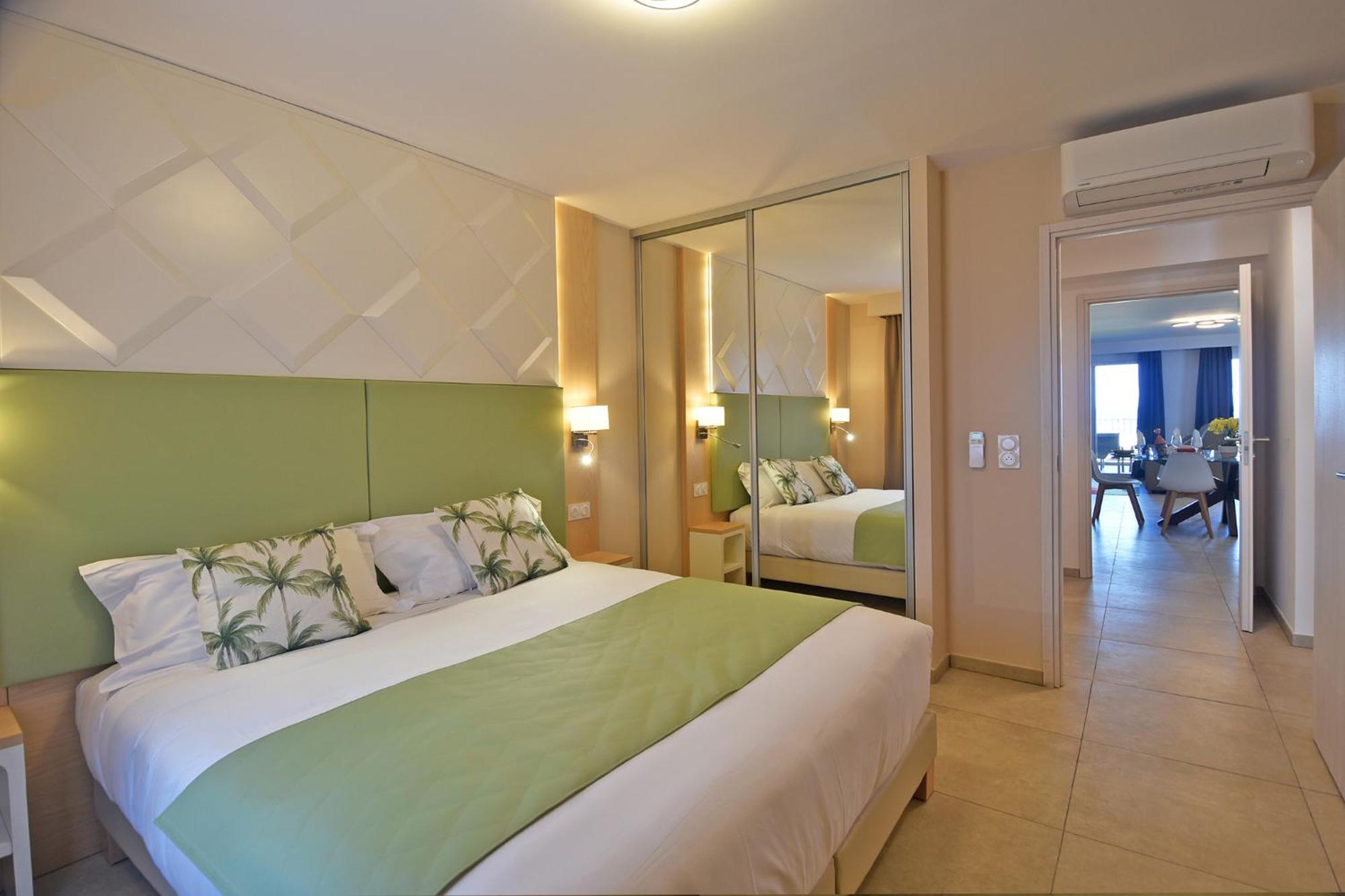 Two-Bedroom Apartment Ground Floor Terrace Sea View