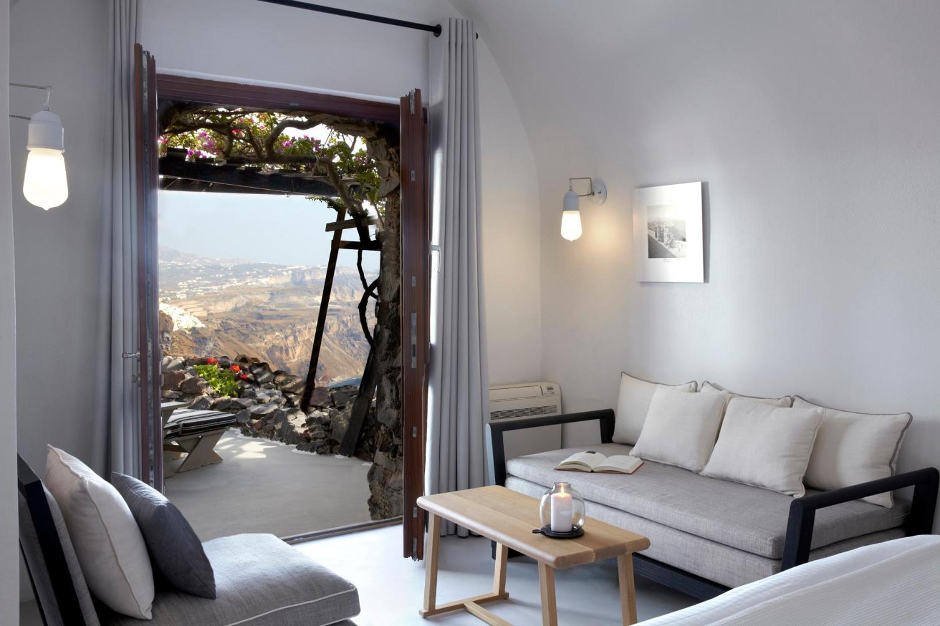Superior Petra Studio Caldera View