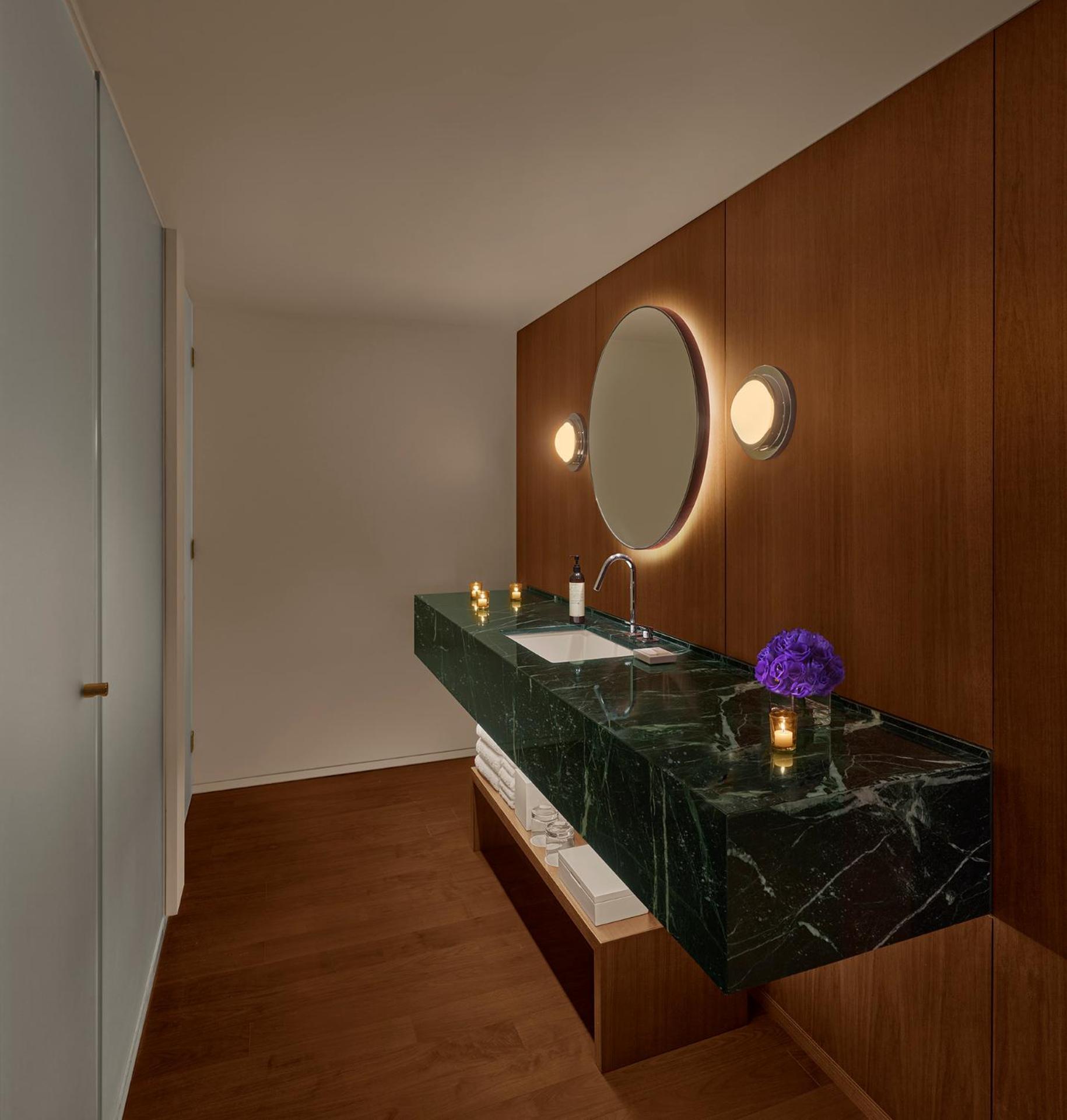Deluxe King Room City View