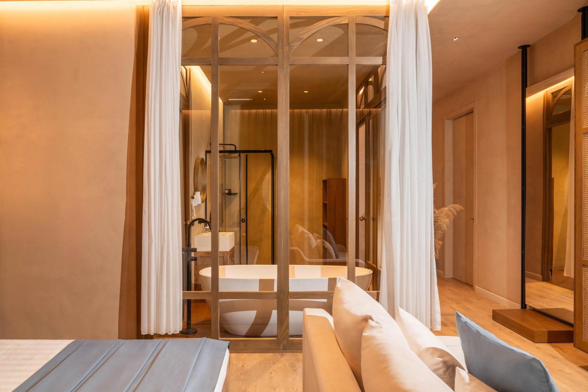 Deluxe Double Room Bath