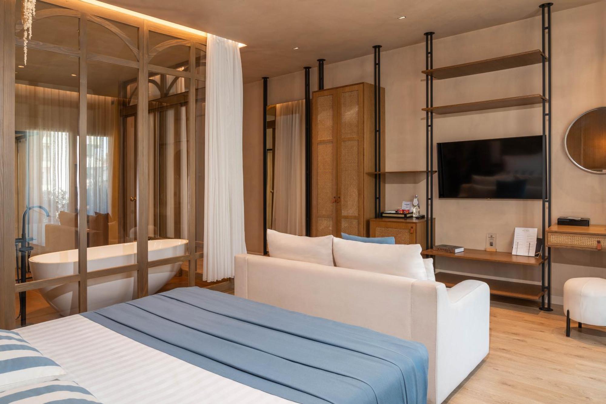Deluxe Double Room Bath