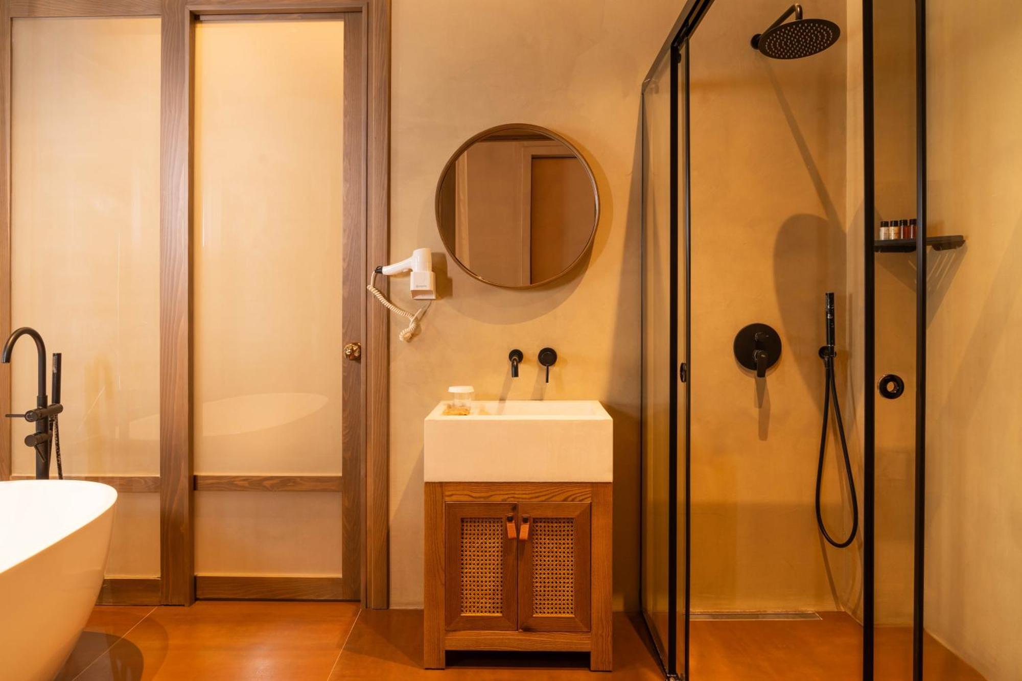 Deluxe Double Room Bath