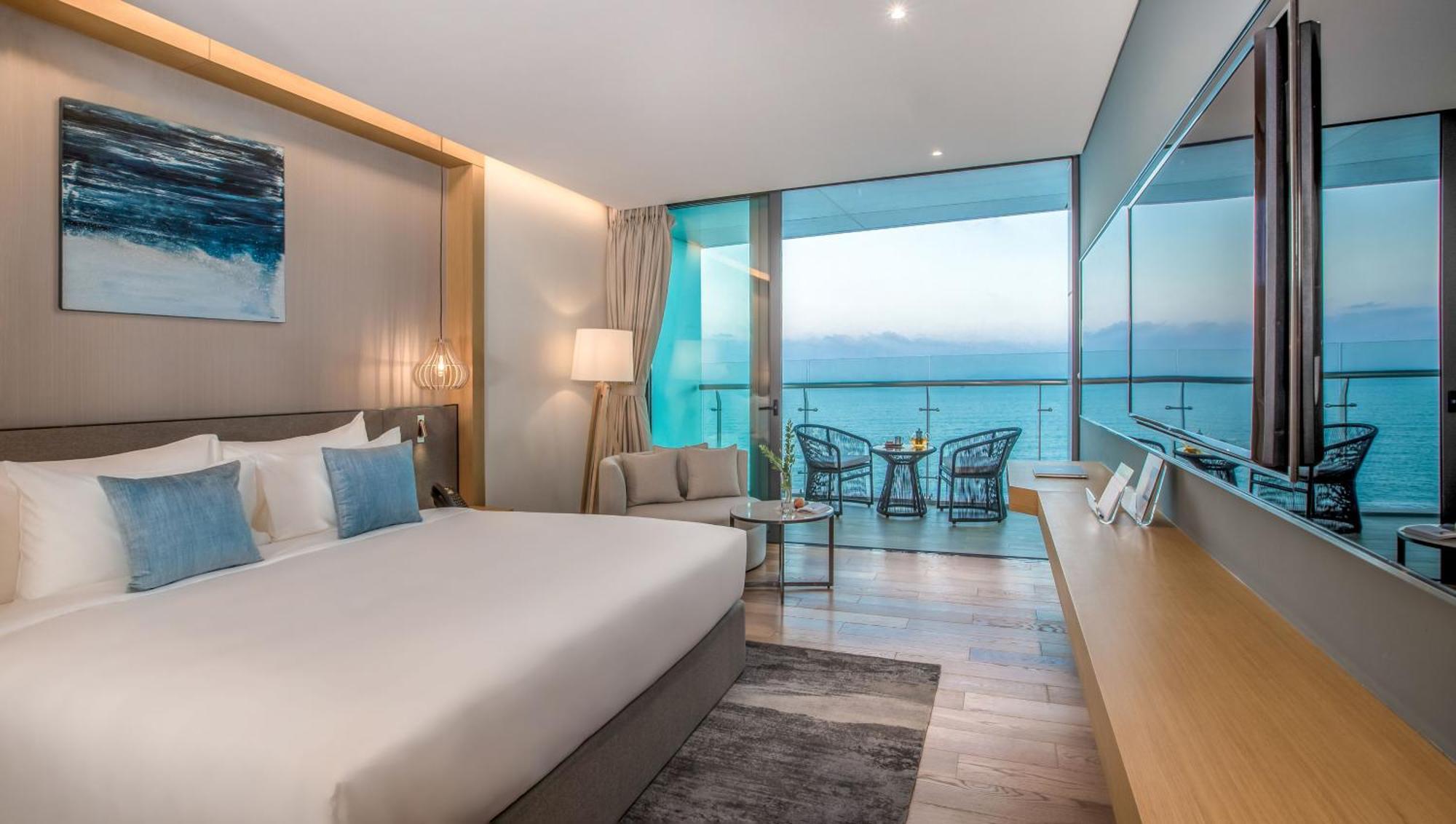 Deluxe Ocean King Room Balcony Bathtub