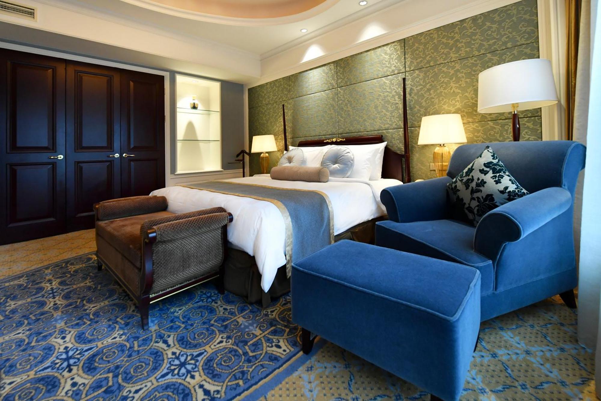 Executive Suite,1666651467:JPEG