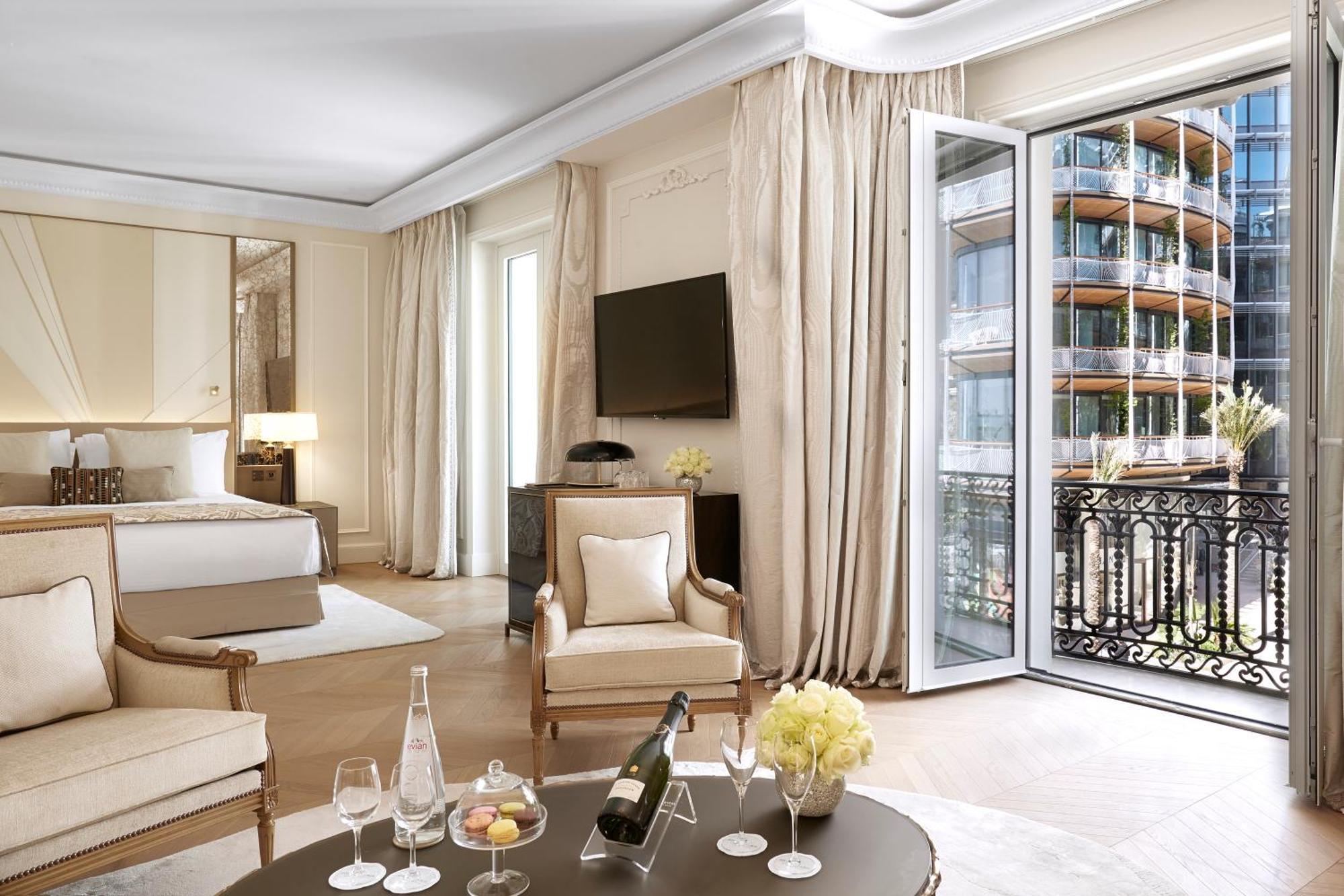 Junior Suite city or patio view
