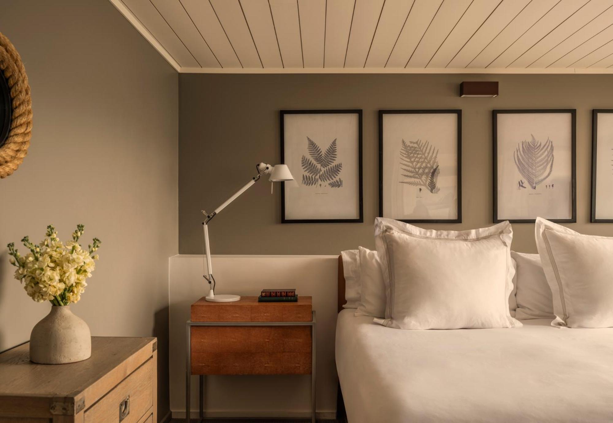 Lake View Suite
