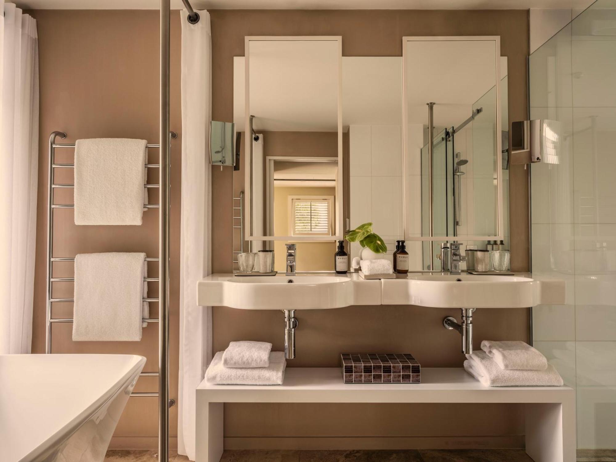 Lake View Deluxe Room