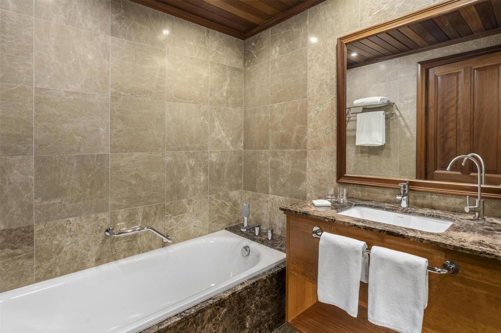 Deluxe Pool View Room