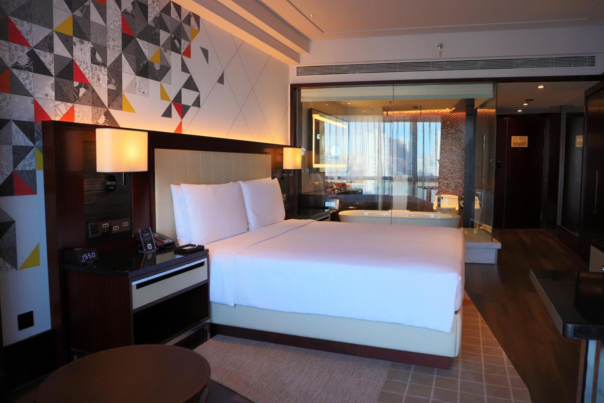 Guest room 1 King include Food & Beverage
