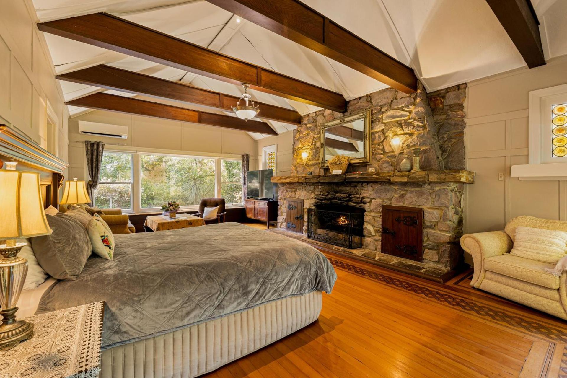 Manor King Suite