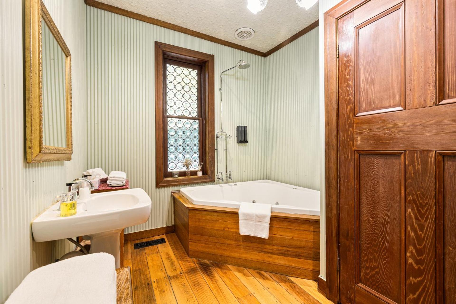 Manor King Suite