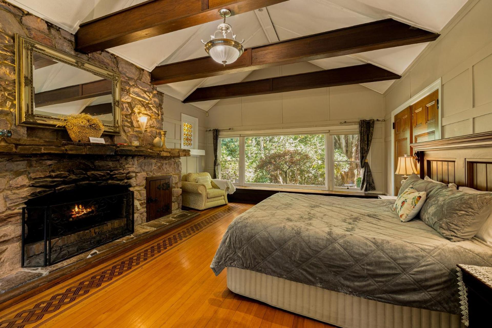 Manor King Suite