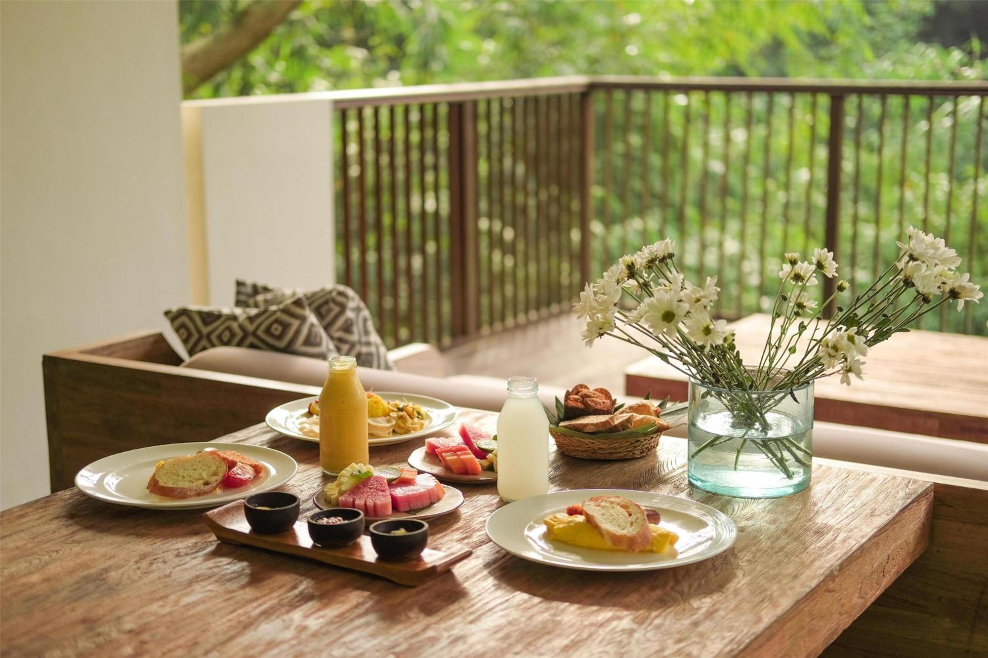 Forest Villa Daily Afternoon Tea Complimentary 60-minute photography session one photo Daily schedule shuttle service to Ubud Daily wellness activities Bicycles personal around the resort,1670703560:JPEG