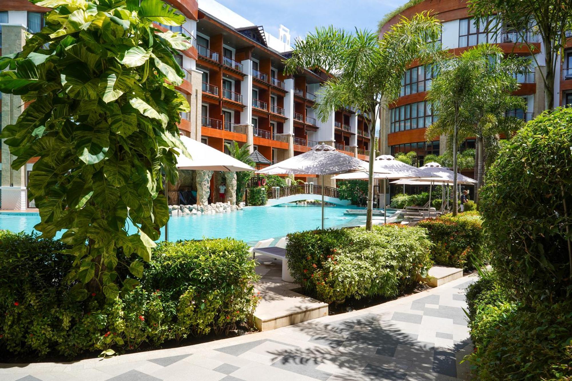 West Grand Deluxe Family Pool Access