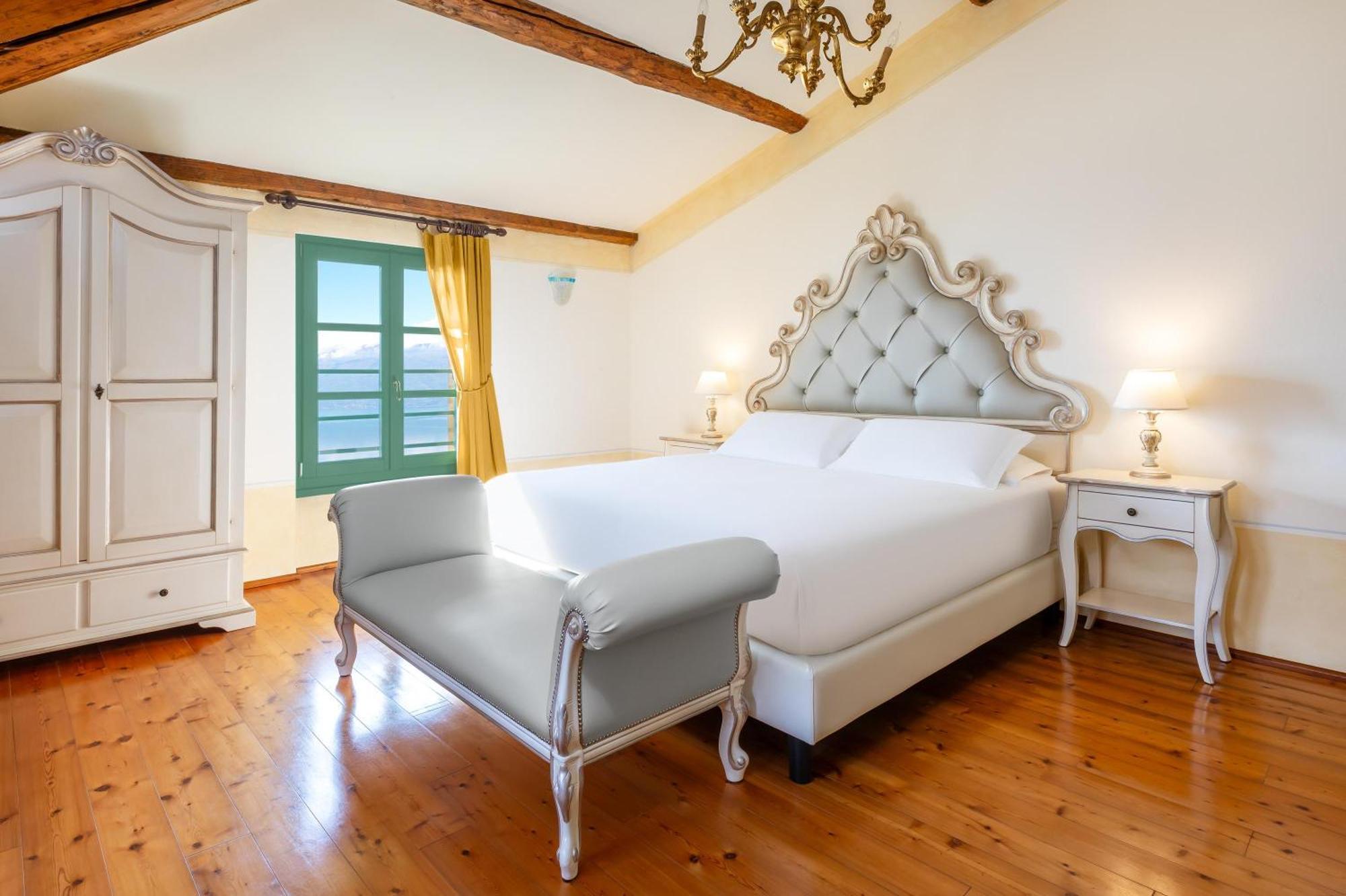 Junior Suite Lake View Villa