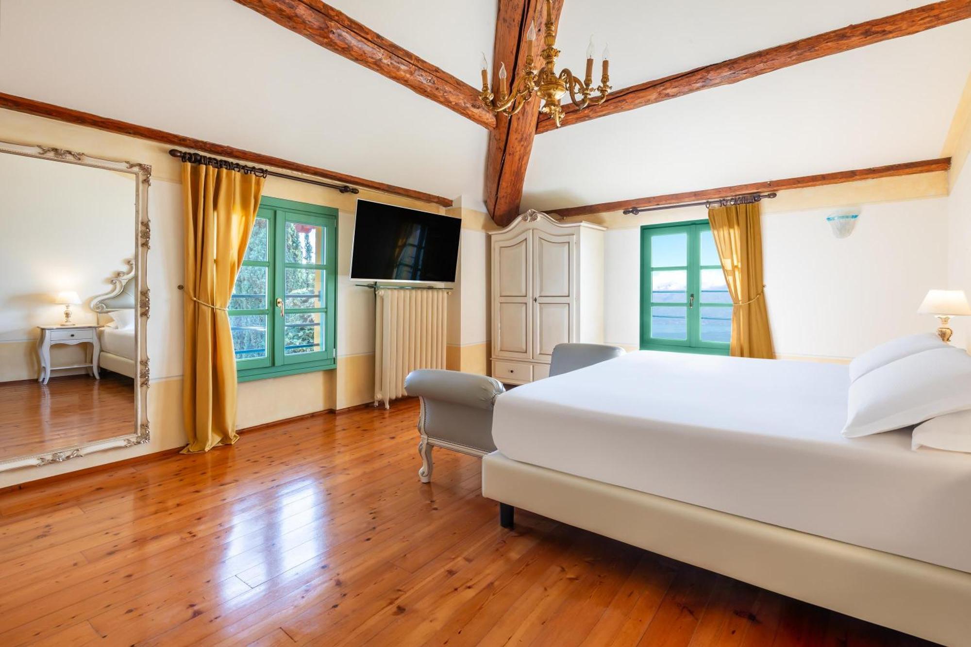 Junior Suite Lake View Villa