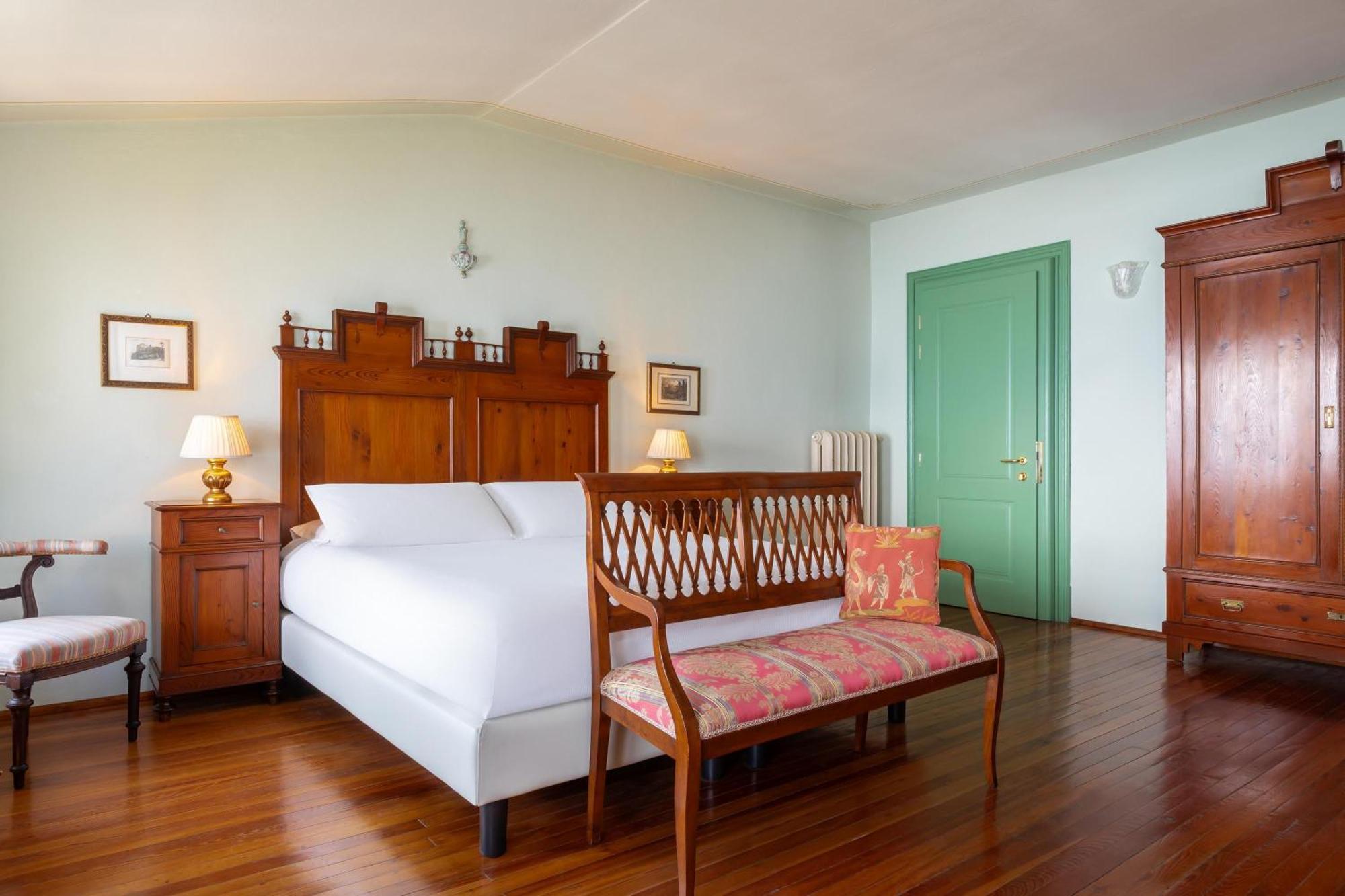 Junior Suite Lake View Villa