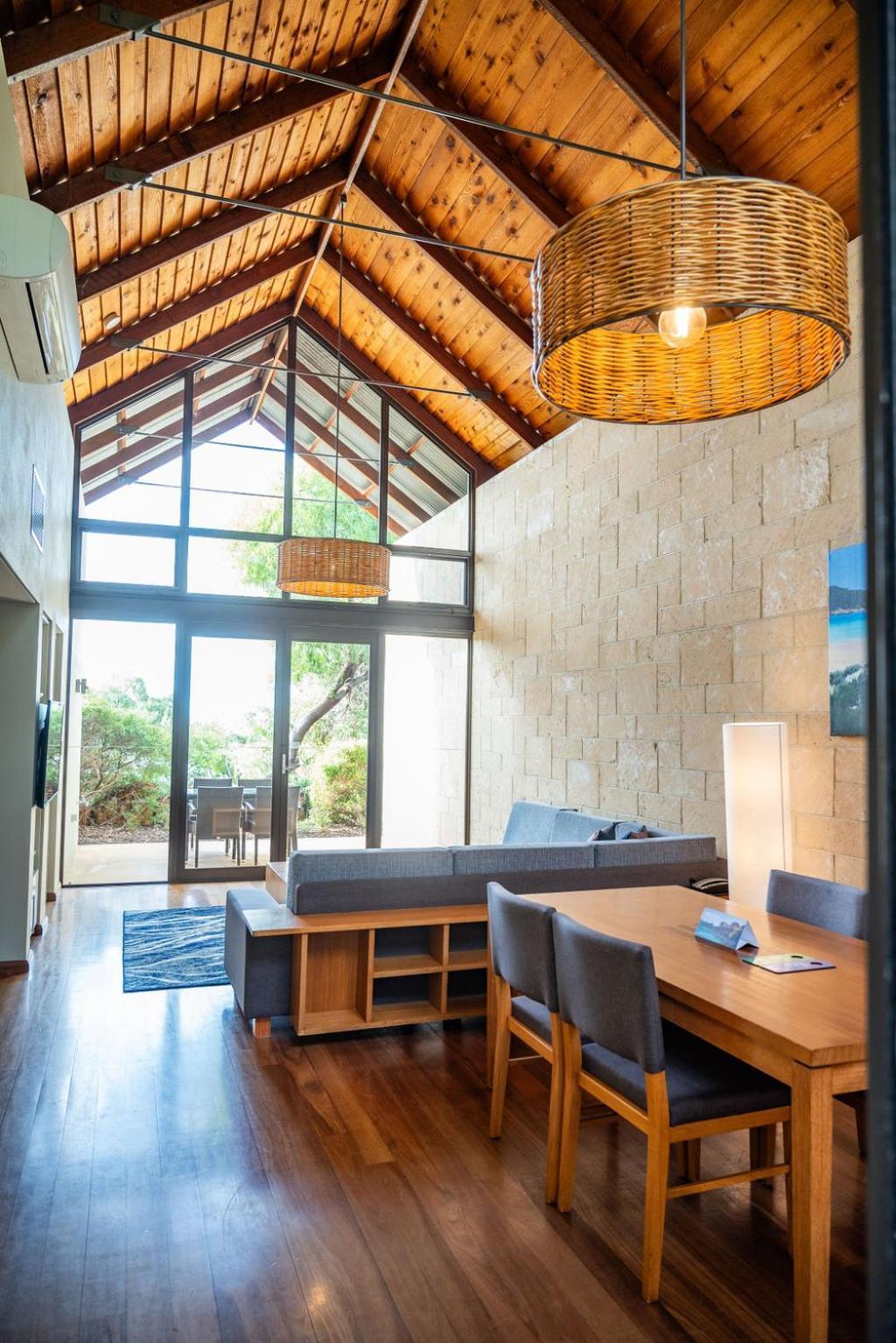 Two-Bedroom Two-Bathroom Villa,1730028347:JPEG