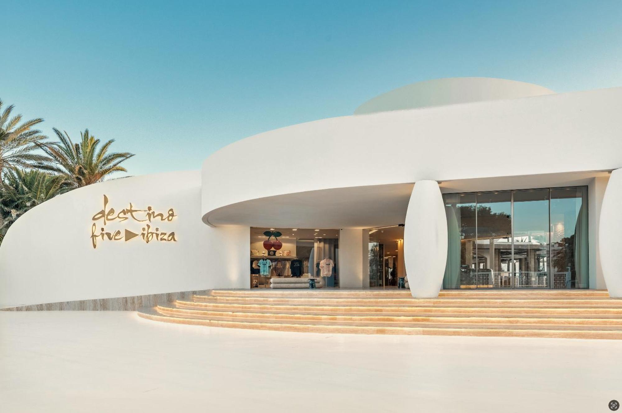 Junior Suite- Entrance to Pacha Club Included,1675812500:JPEG