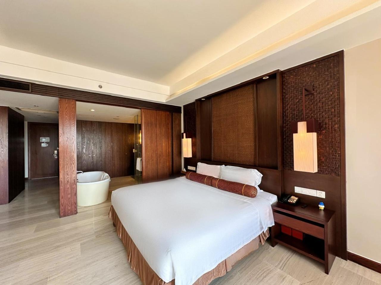 Premier City View Double Room Balcony Bathtub