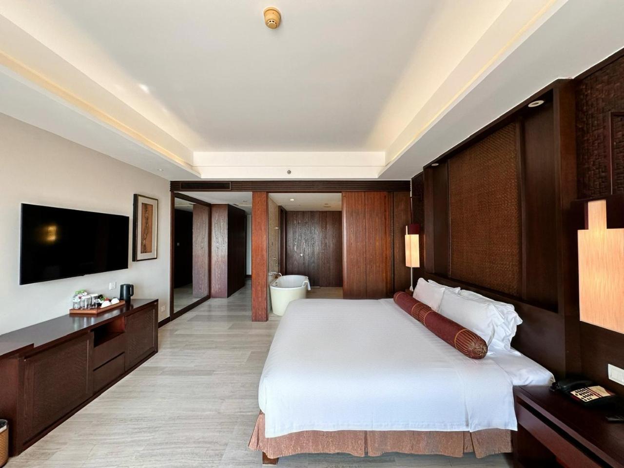 Premier City View Double Room Balcony Bathtub