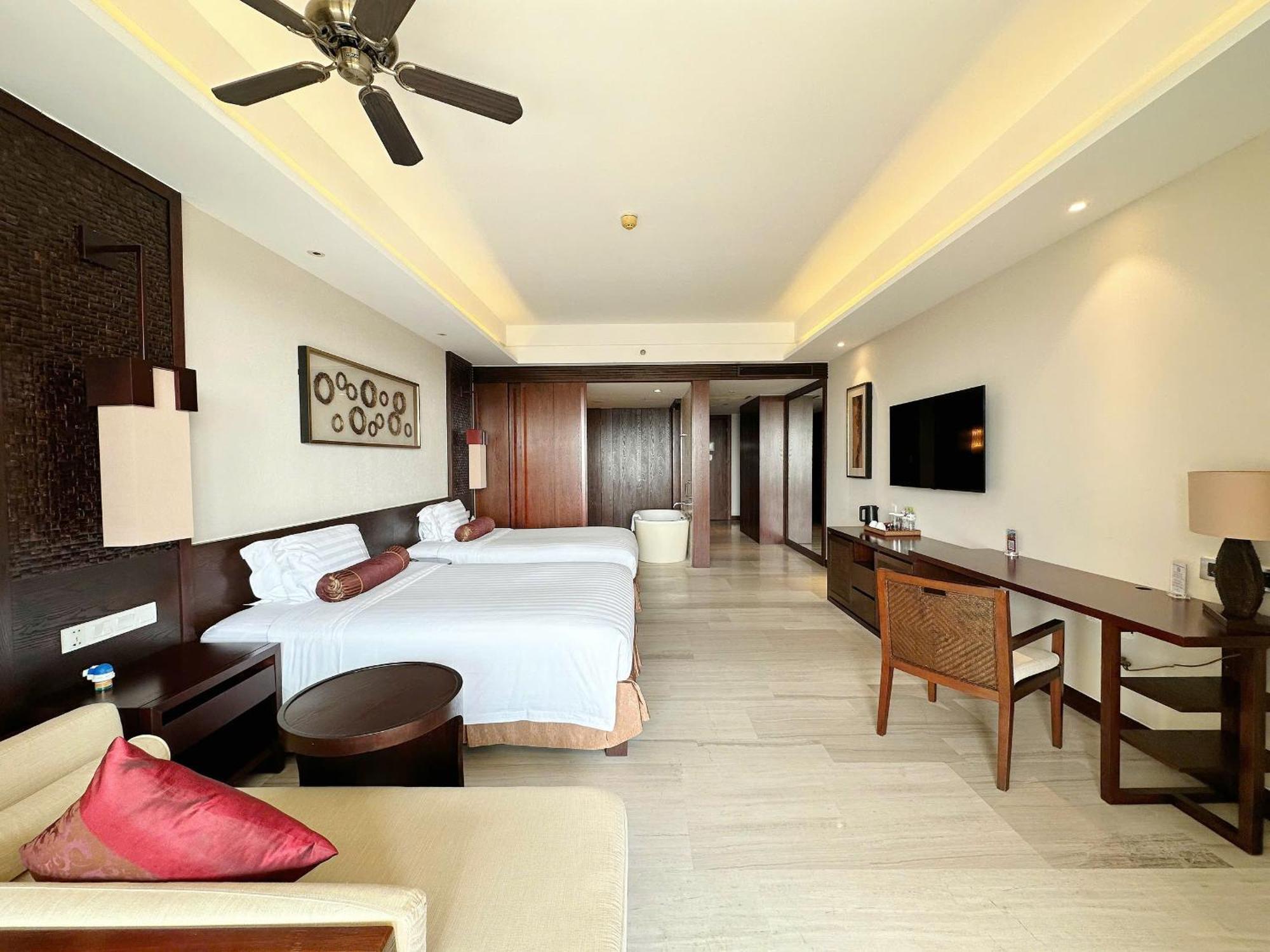 Premier Ocean View Twin Room Balcony Bathtub