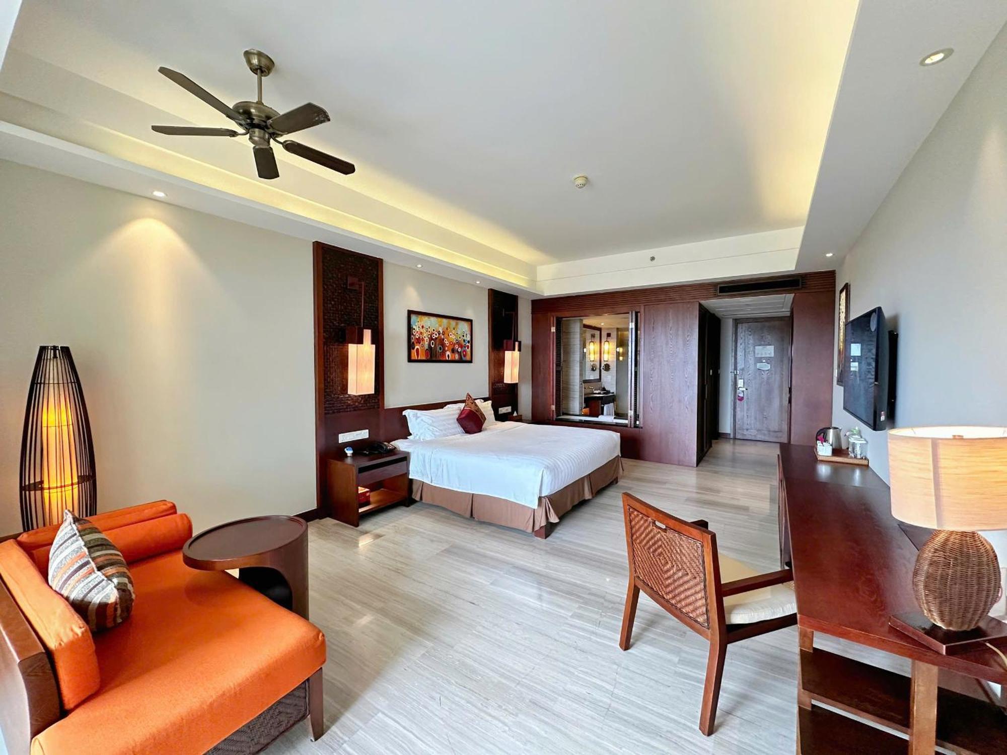 Premier City View Double Room Balcony Bathtub