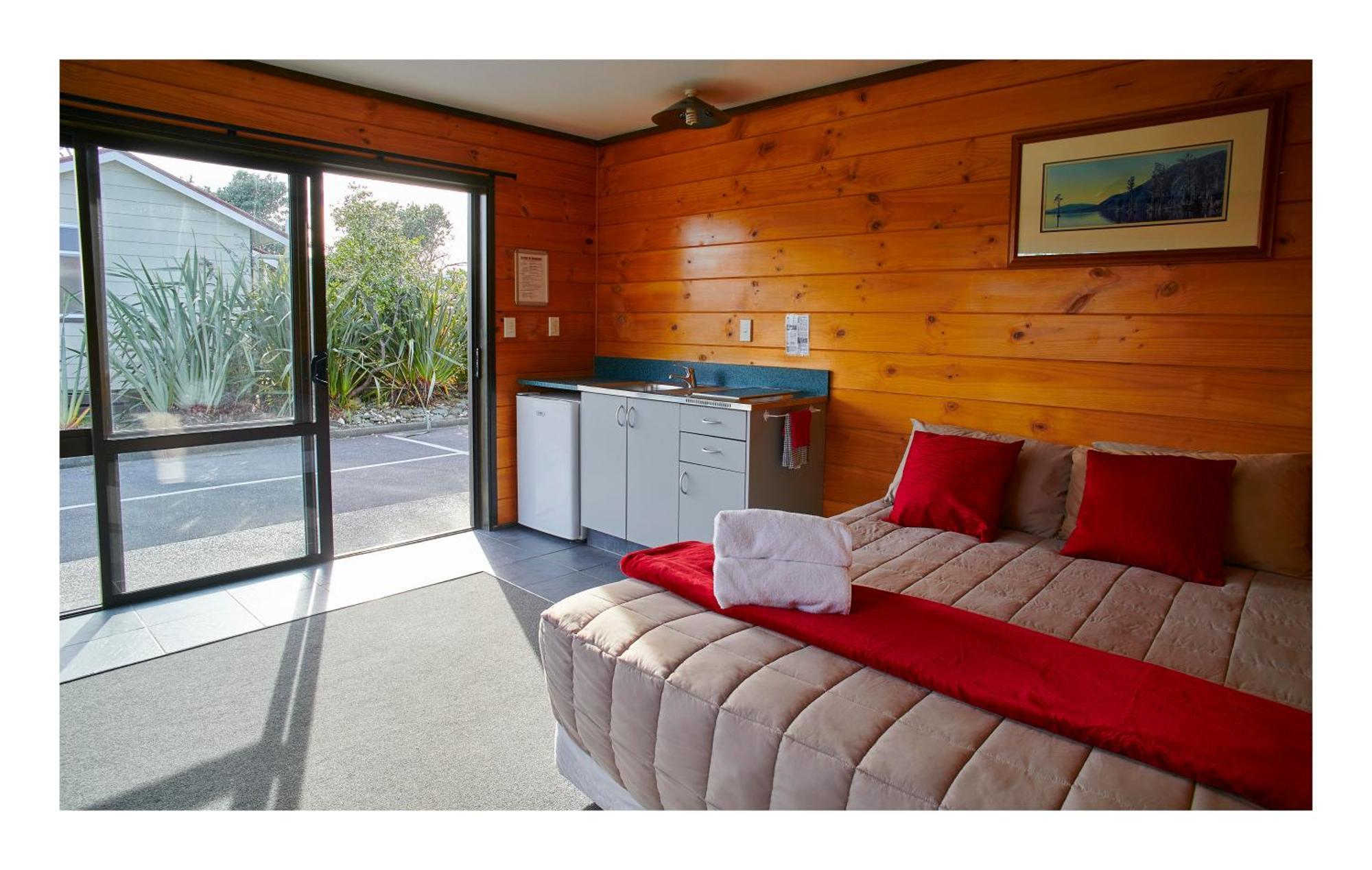 Large Cabin Kitchenette 7 Guests