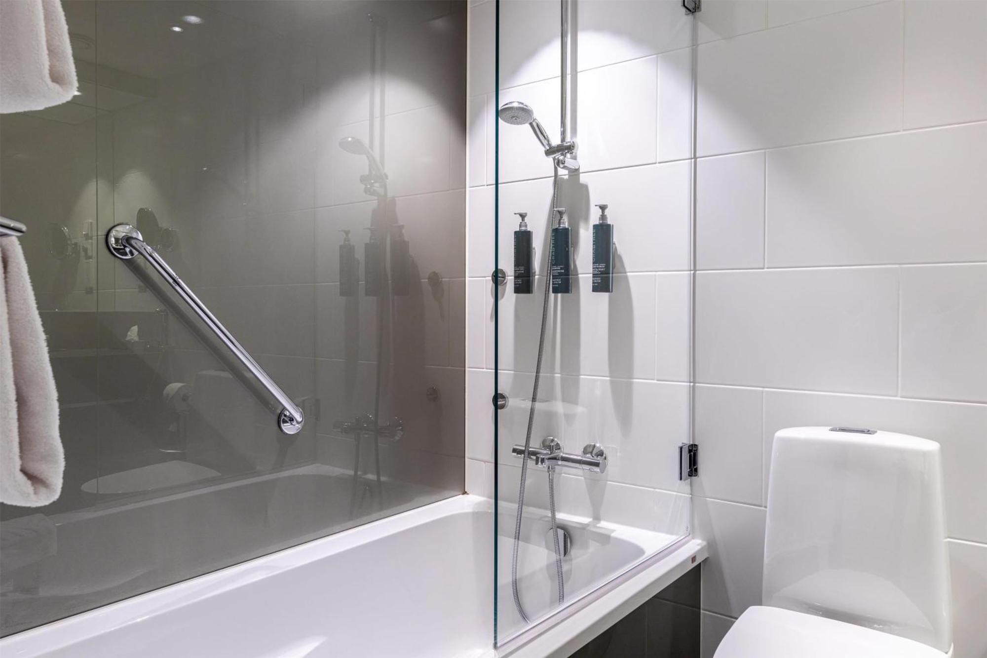 Suite met Kingsize Bed en Uitzicht op Zee