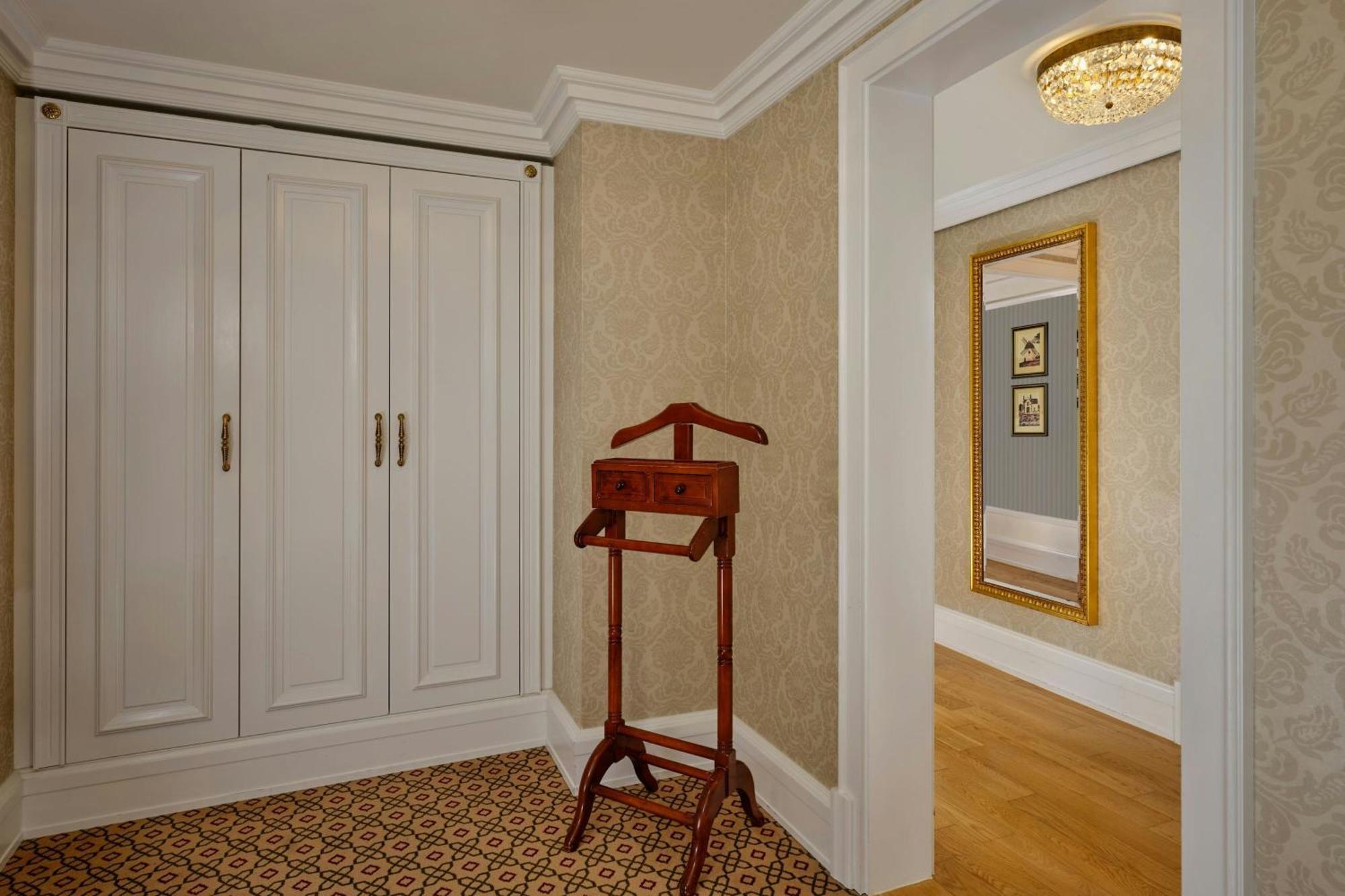 Guestroom King Bed & Mountain View
