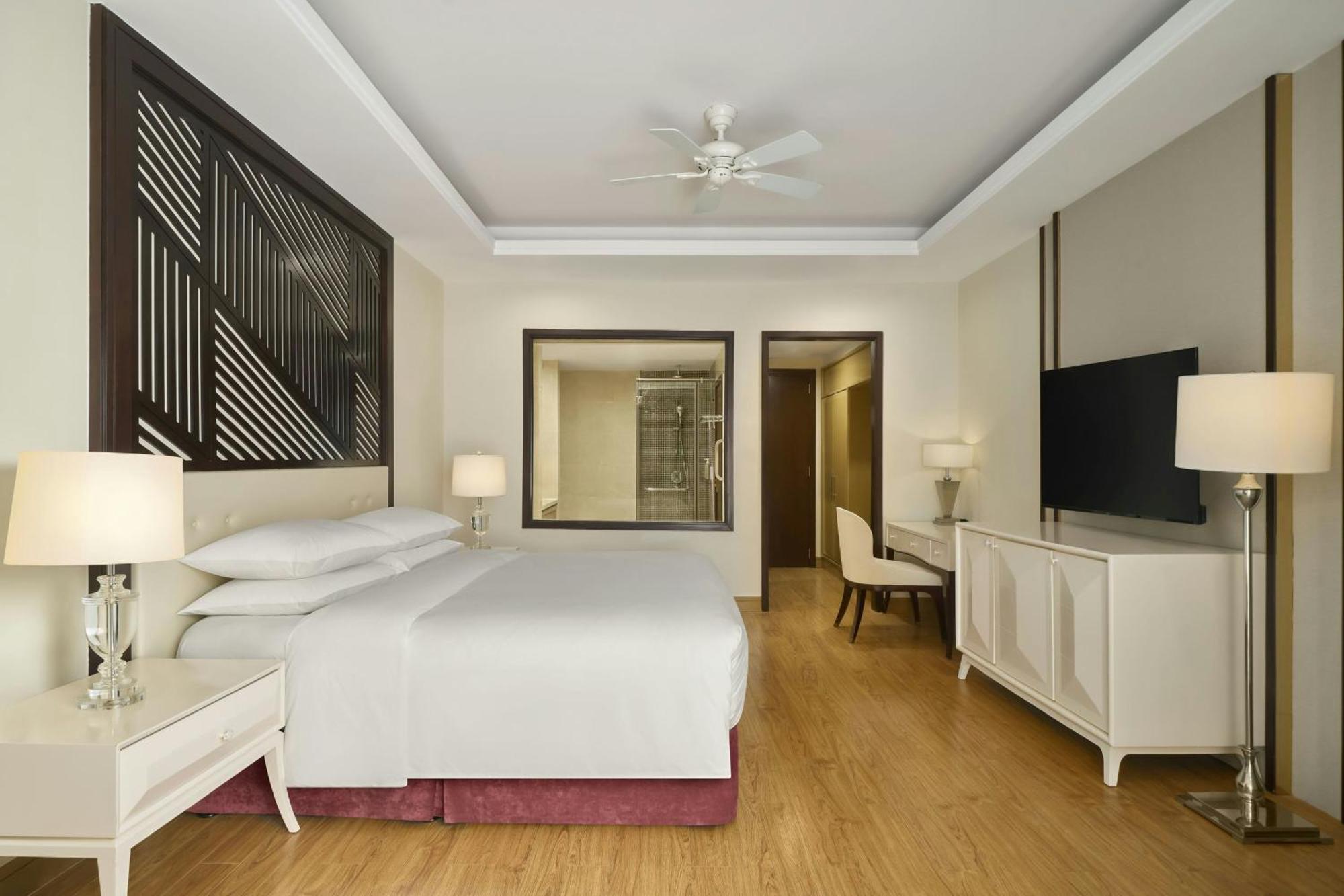 Deluxe King Room Garden View Balcony