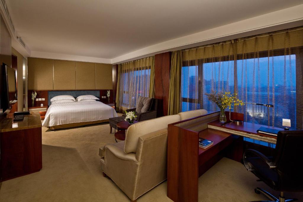 Executive Flex King Bed Room