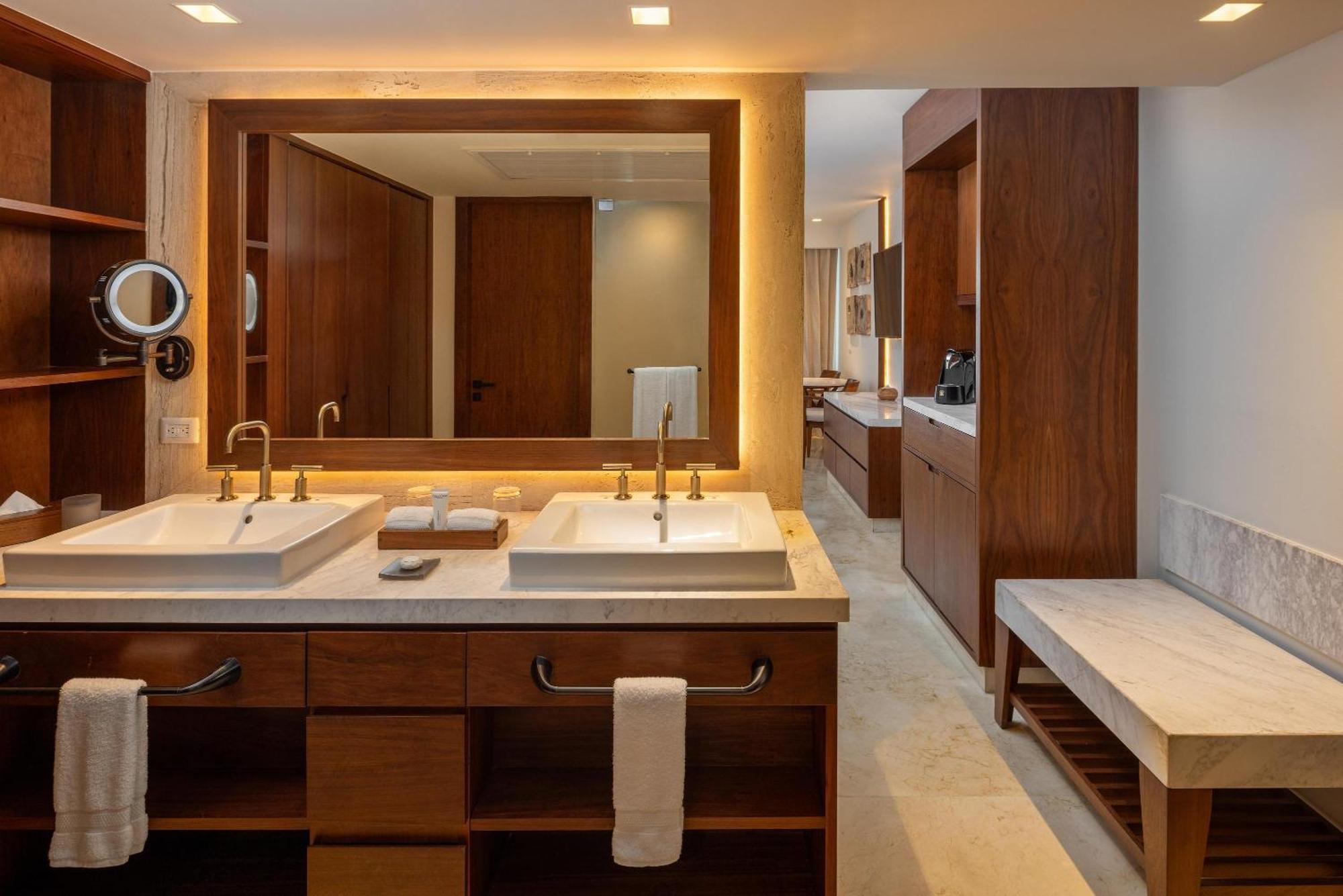 Superior Honeymoon Suite Ocean View King Size Bed