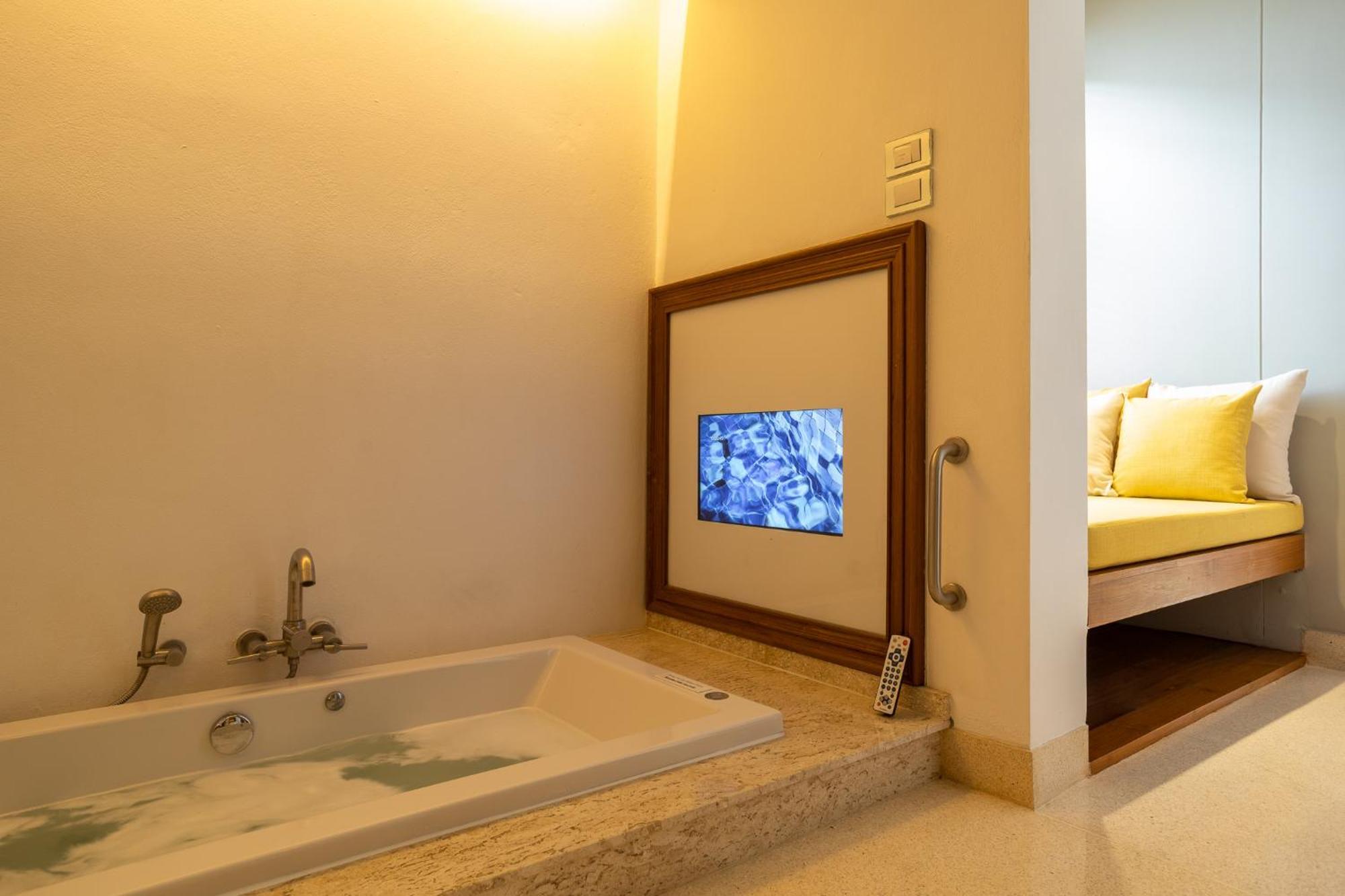 Pool Access Jacucci Suite age 12 years old