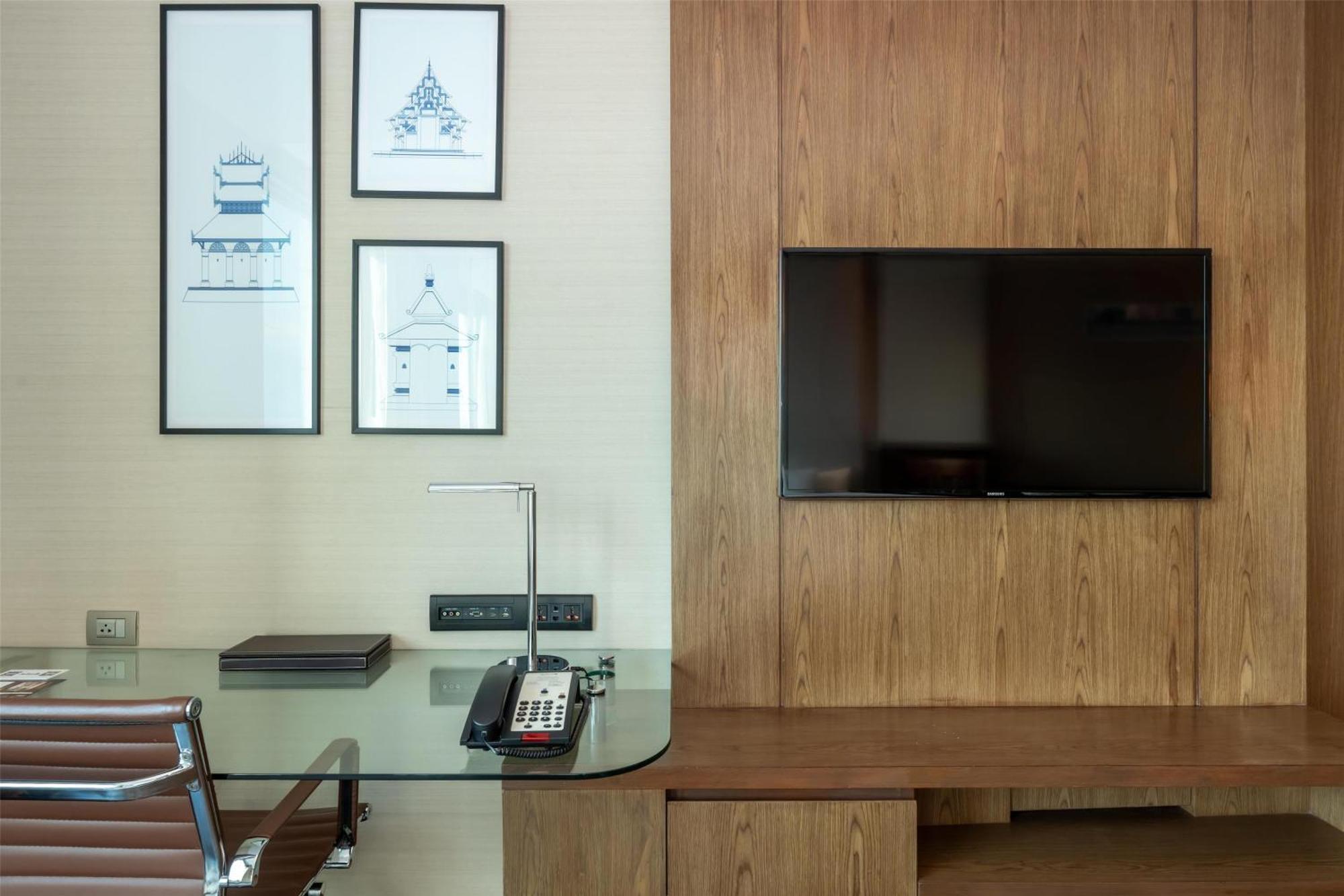Junior Suite Lounge Access