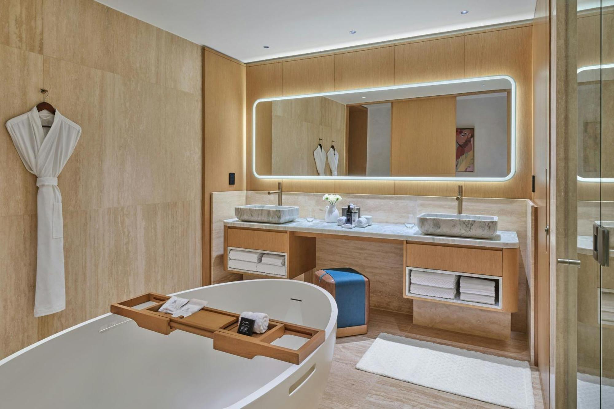 Grand Luxe King Room with Balcony and Ocean View,1684097809:JPEG