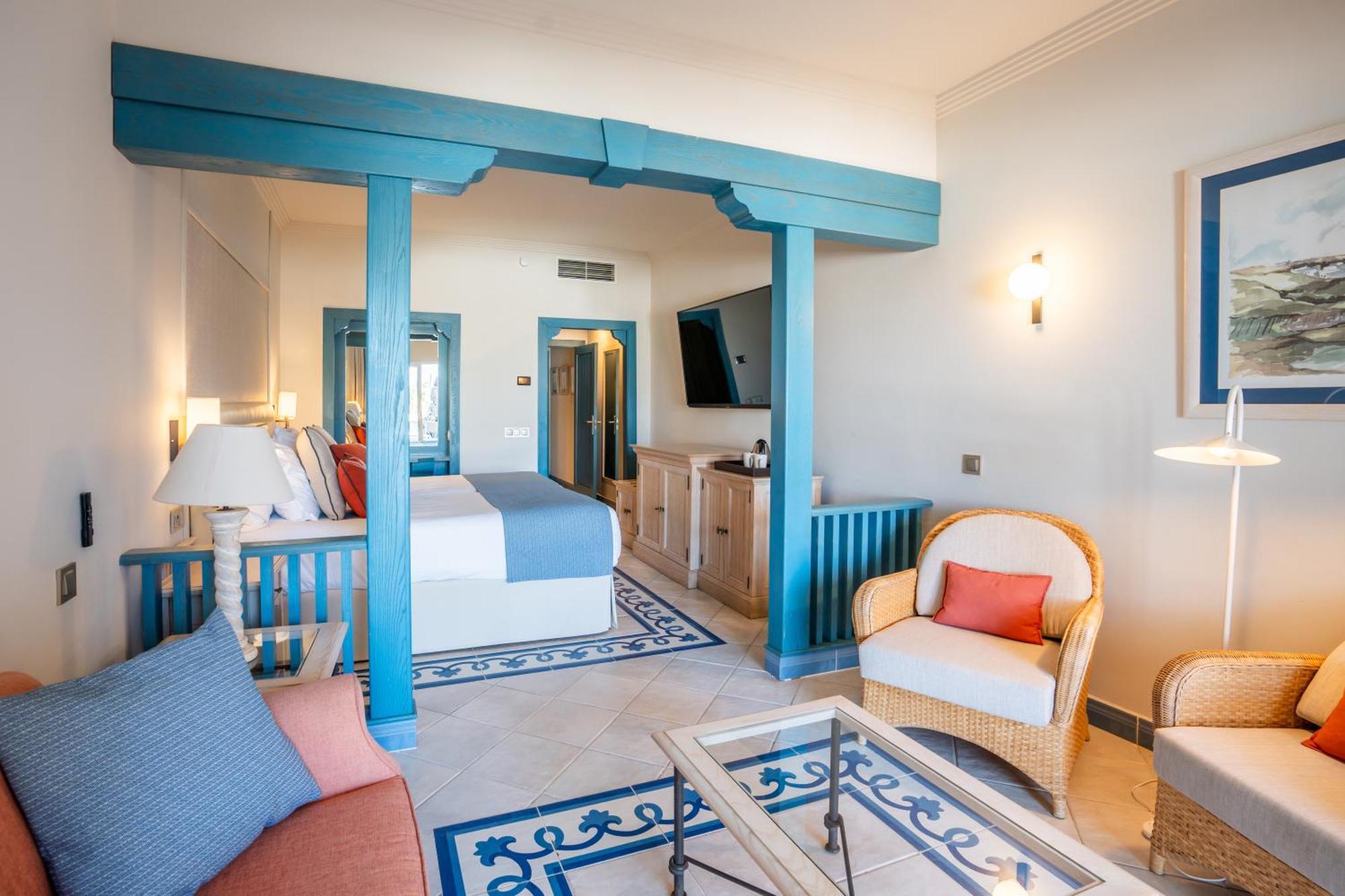 Habitación Doble con vistas a la piscina (2 adultos + 2 niños)