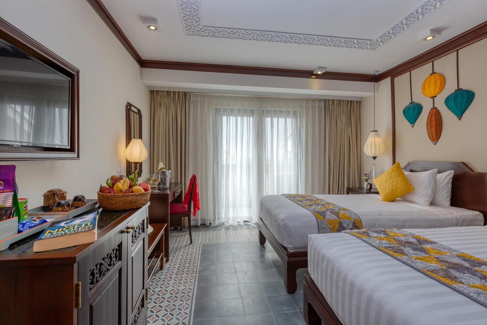 Junior Queen or Twin Suite Bathtub Balcony Tranquil Meadow View