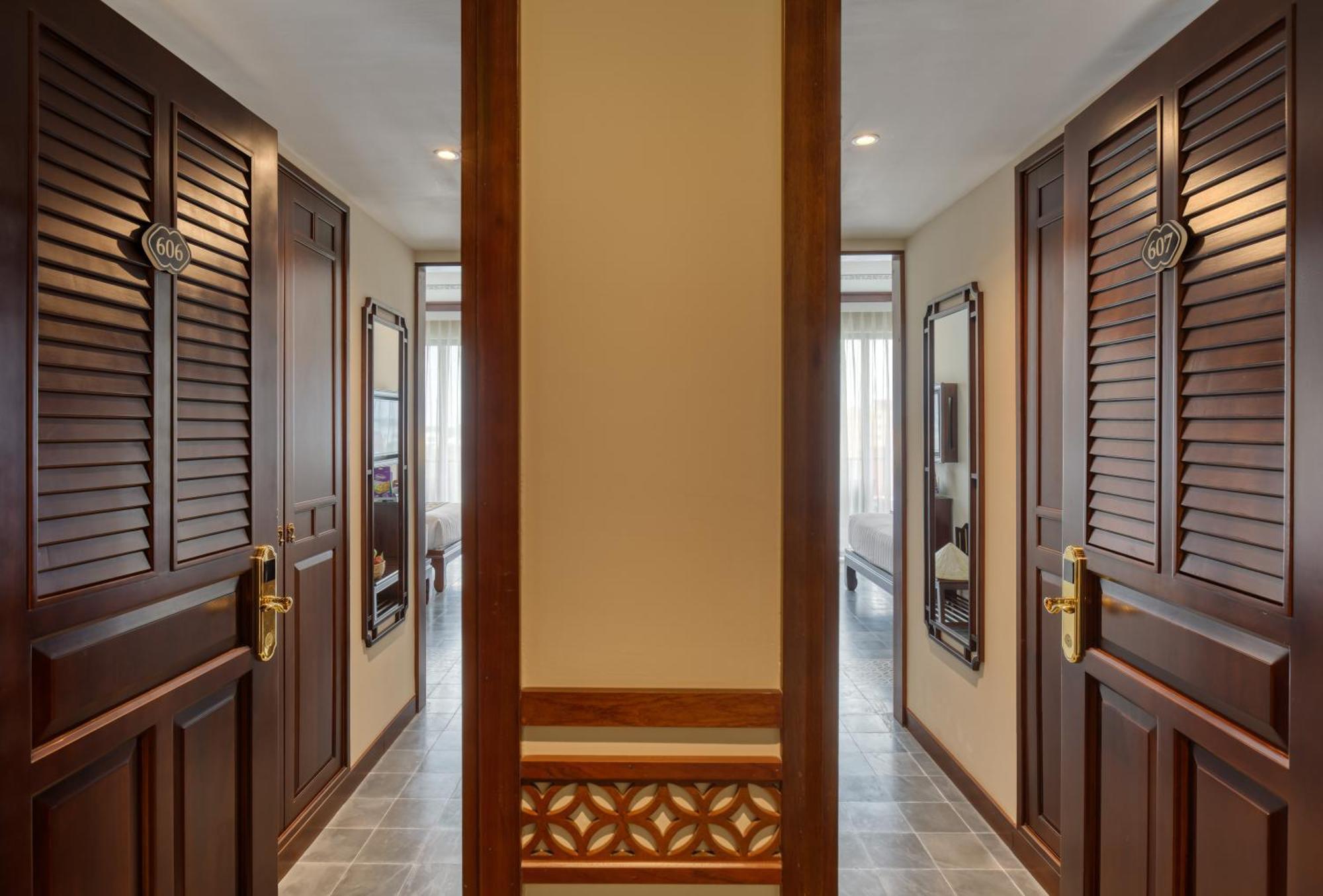 Essence Family Connecting Suite, Bathtub, Balcony with Courtyard View