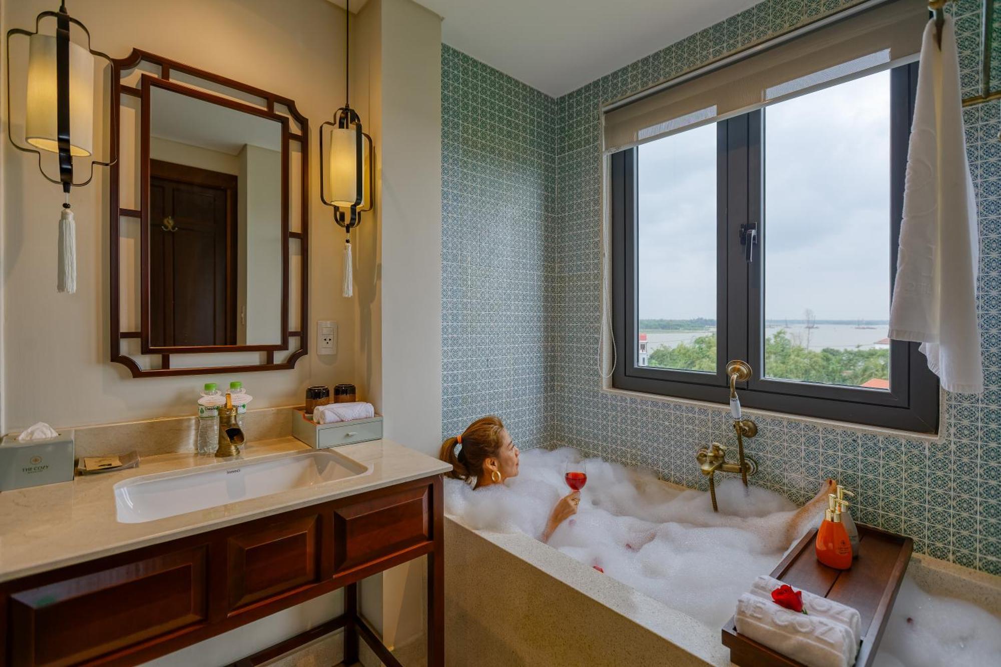 Deluxe Double or Twin Room Bathtub Balcony Courtyard View