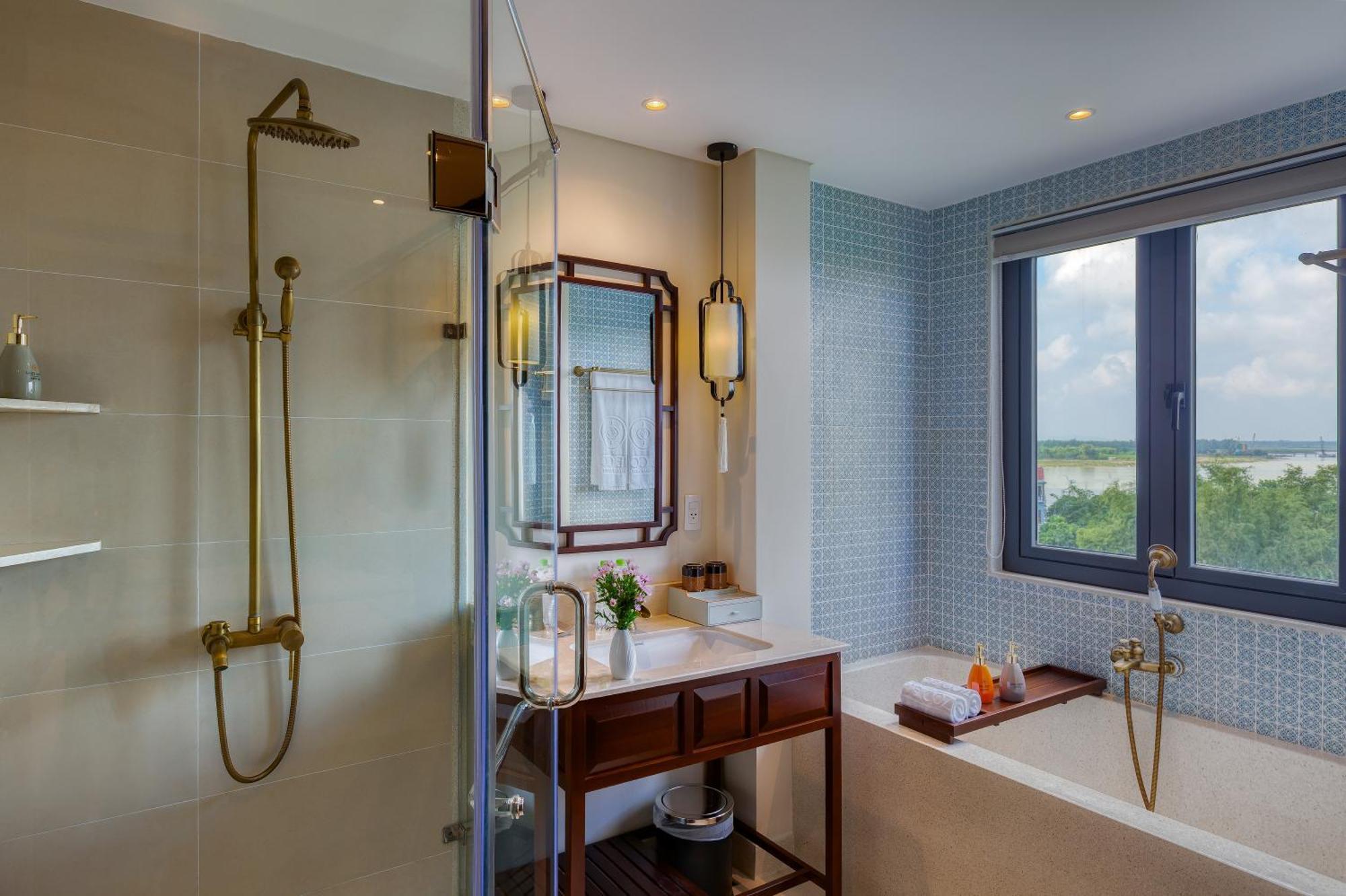 Junior Queen or Twin Suite Bathtub Balcony Tranquil Meadow View