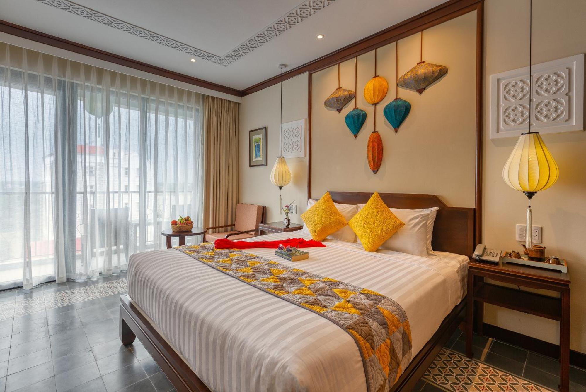 Savvy King or Twin Suite Bathtub Balcony Riverside View