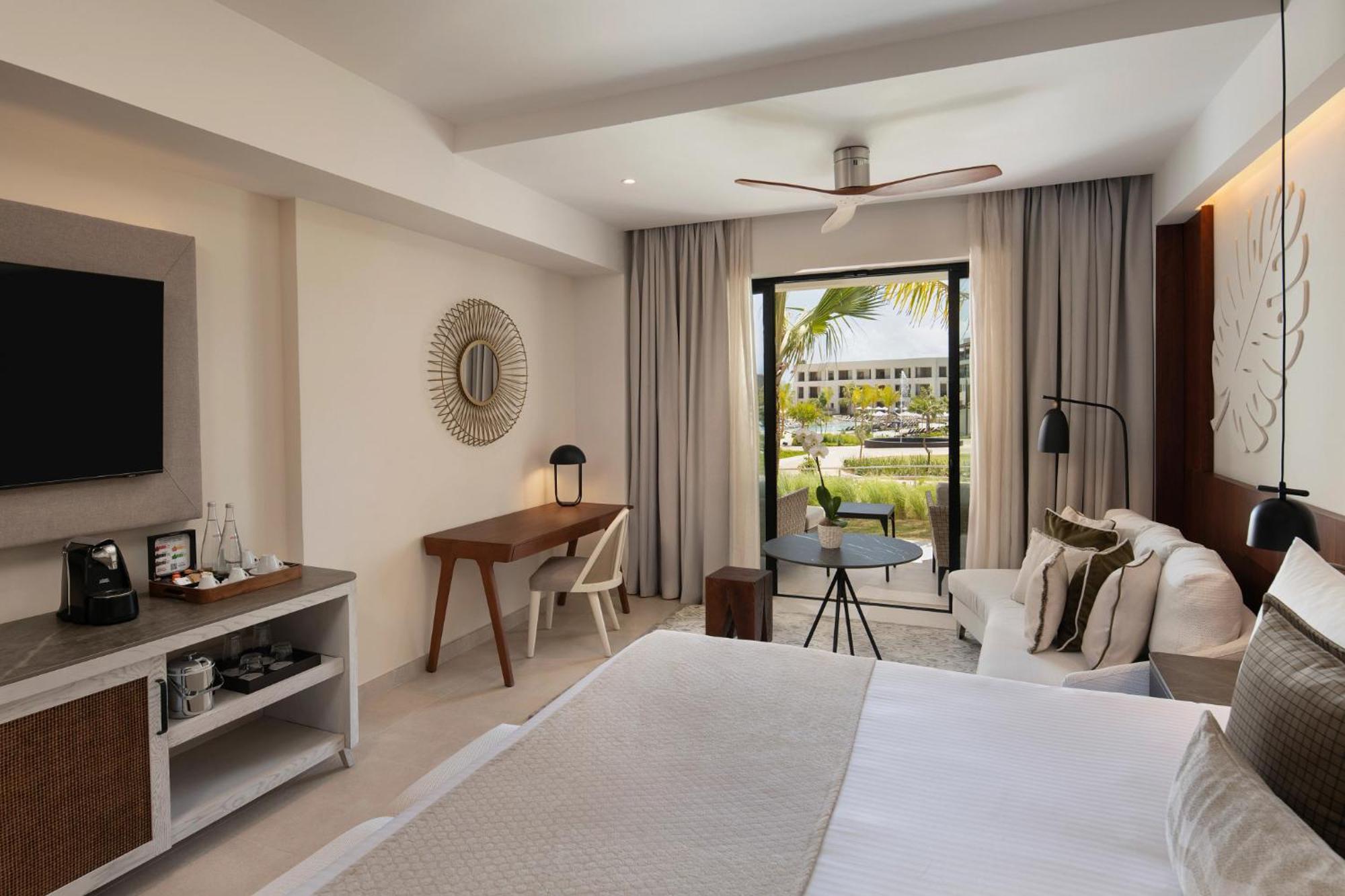 Junior Suite Tropical View King Bed 