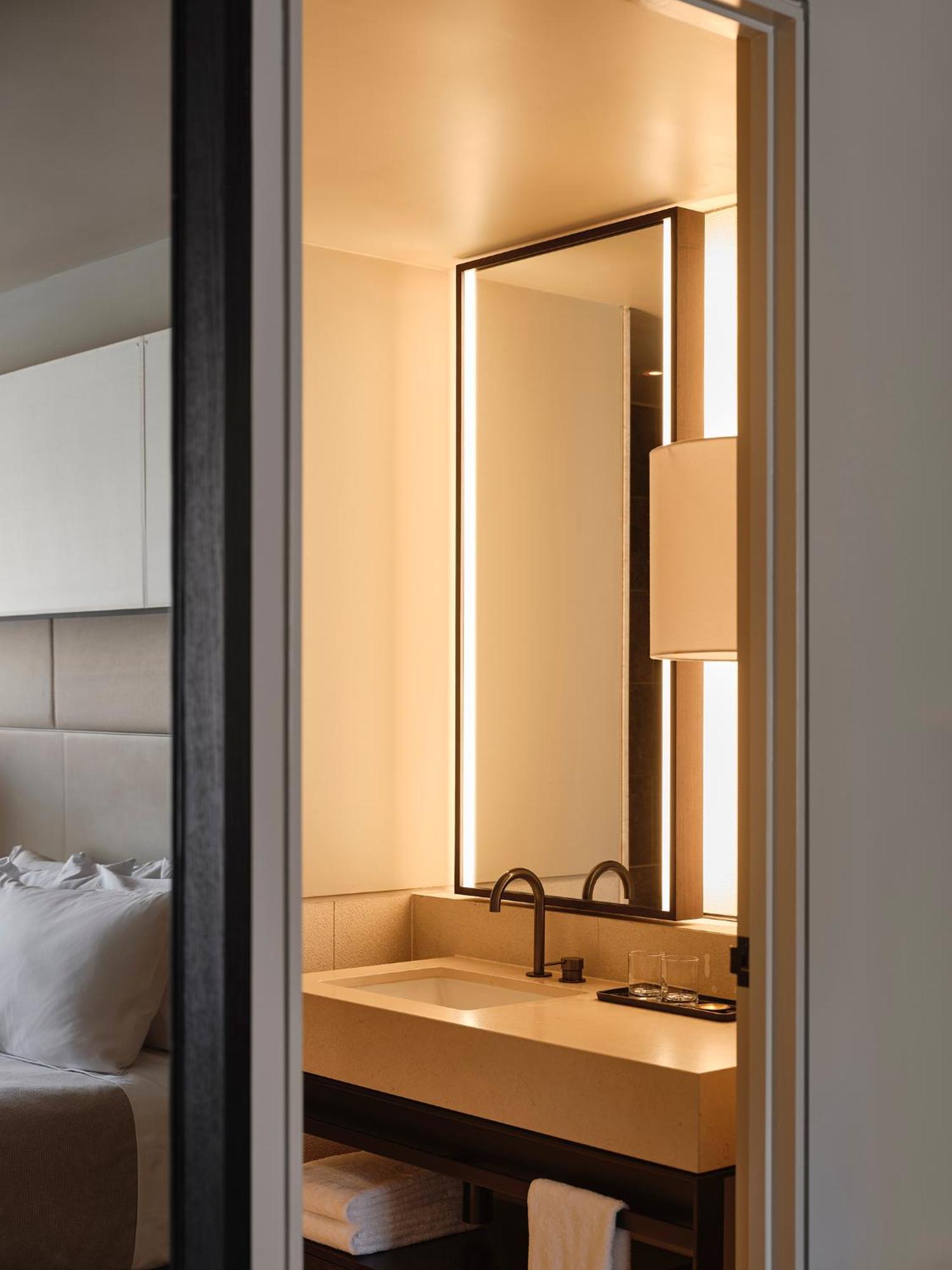 Deluxe King Room,1689846375:JPEG